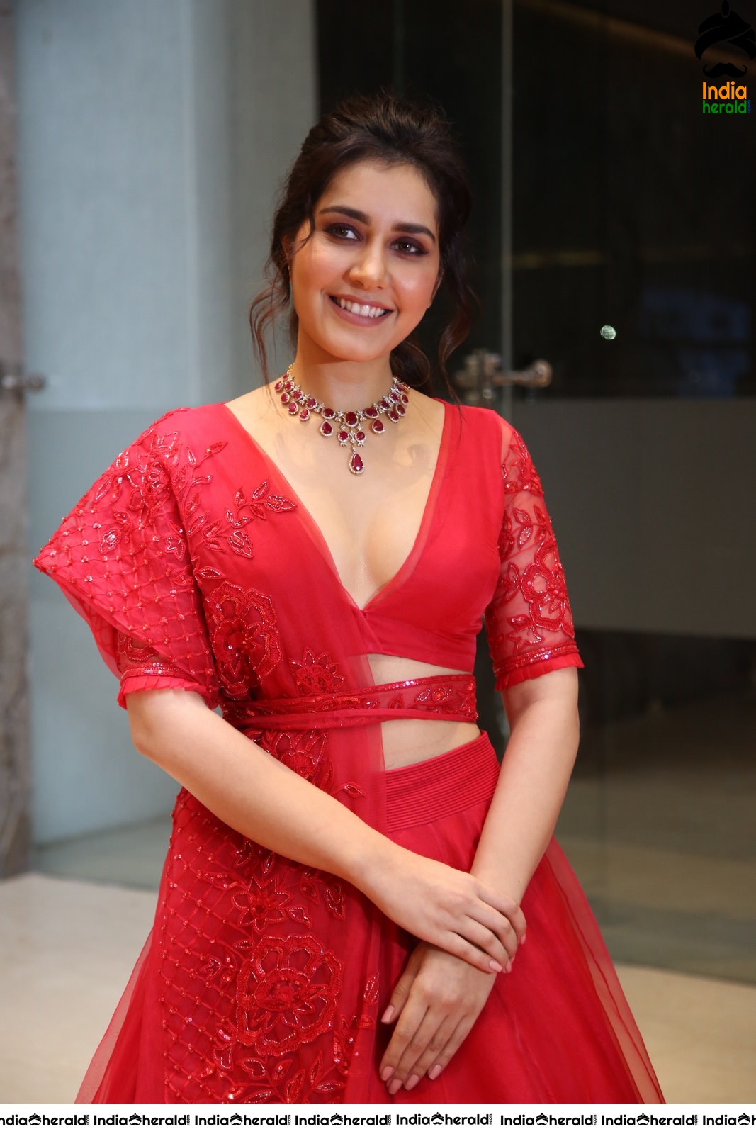 Raashi Khanna Latest Red Hot Photos in Waist and Cleavage revealing Costume