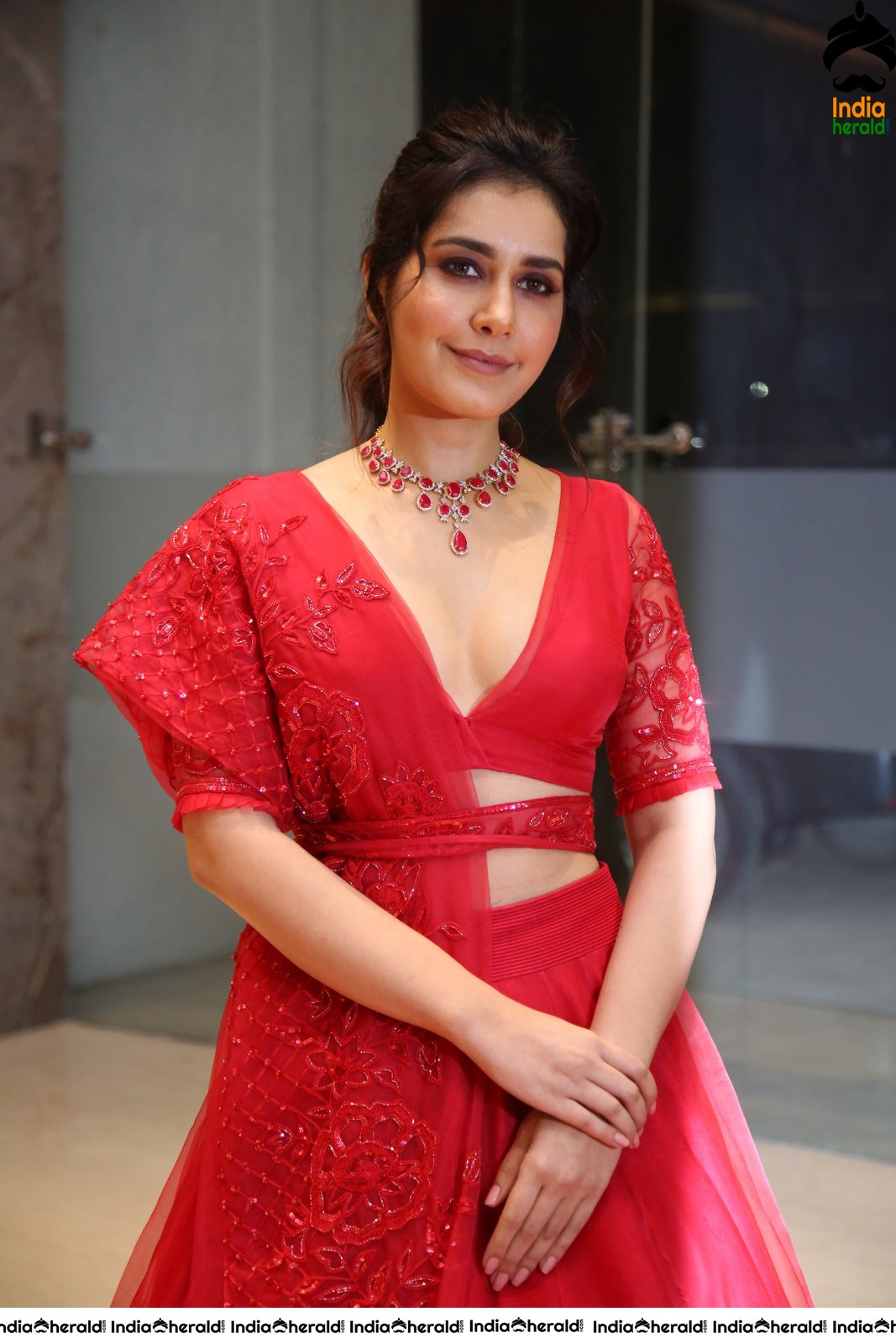 Raashi Khanna Latest Red Hot Photos in Waist and Cleavage revealing Costume