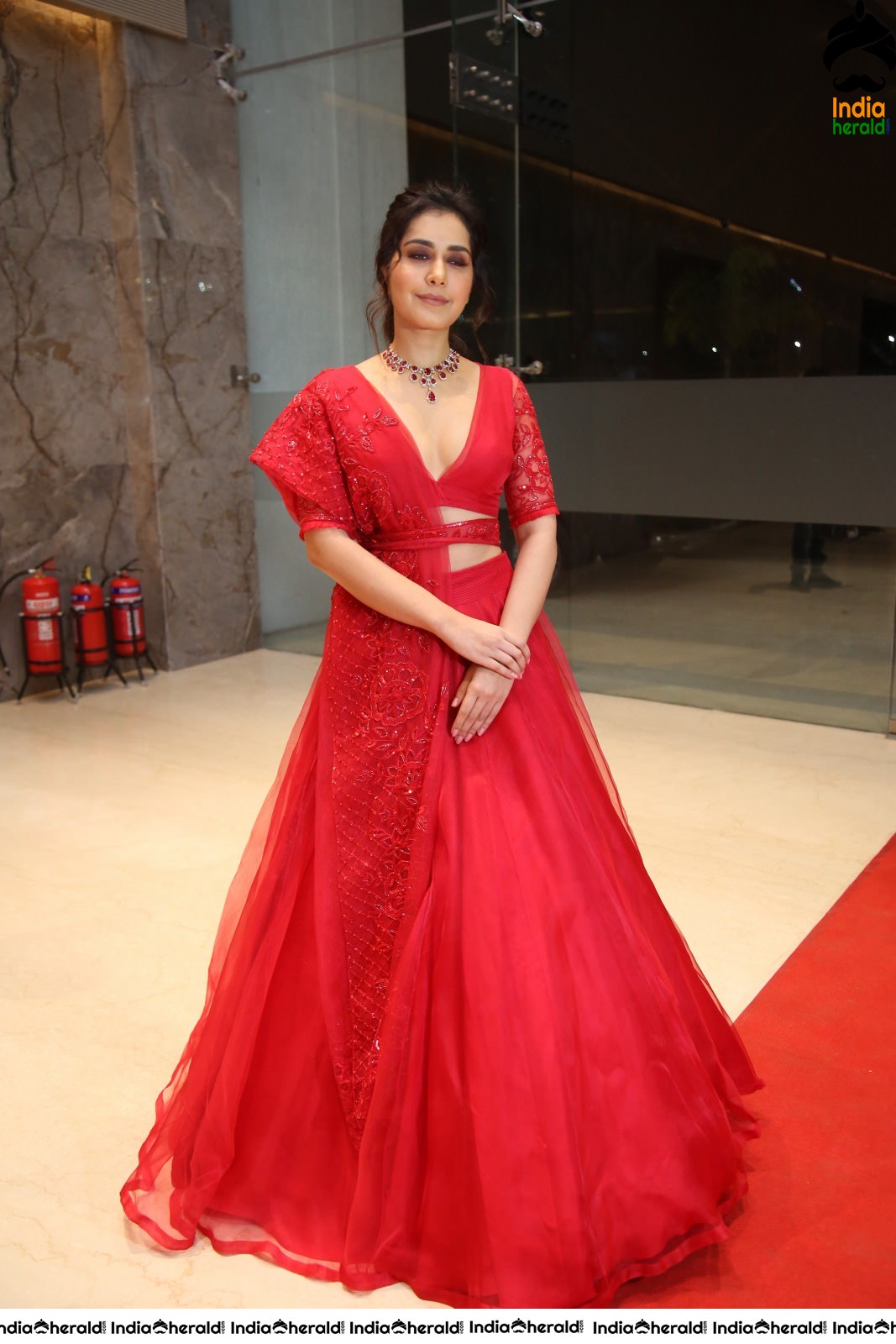 Raashi Khanna Latest Red Hot Photos in Waist and Cleavage revealing Costume