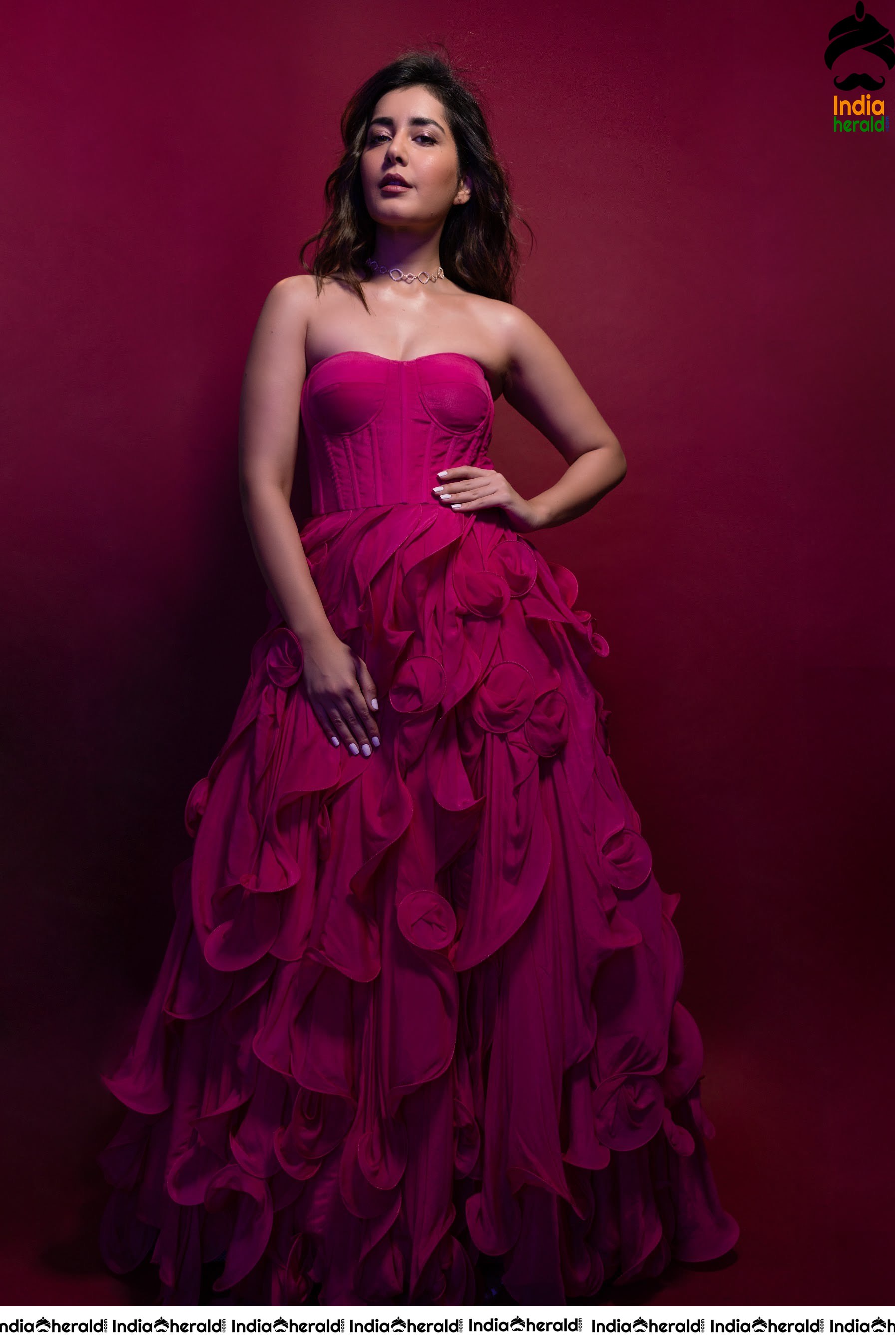 Raashi Khanna Latest Teasing Hot Cleavage Revealing Photos