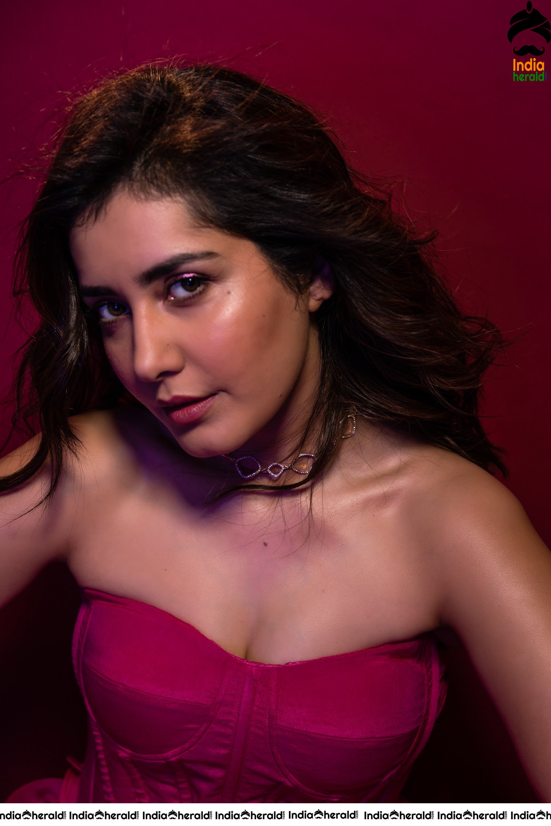 Raashi Khanna Latest Teasing Hot Cleavage Revealing Photos