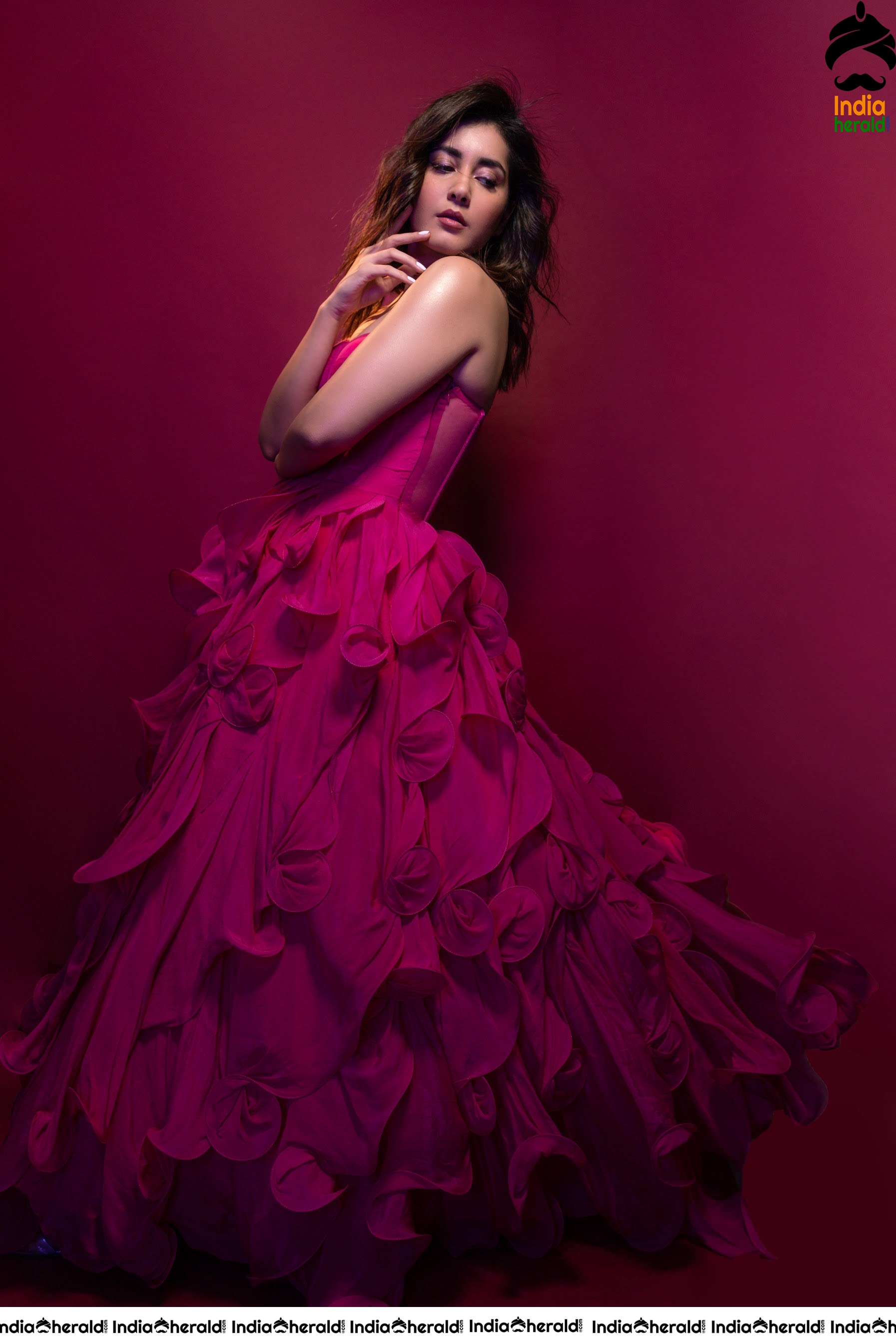 Raashi Khanna Latest Teasing Hot Cleavage Revealing Photos