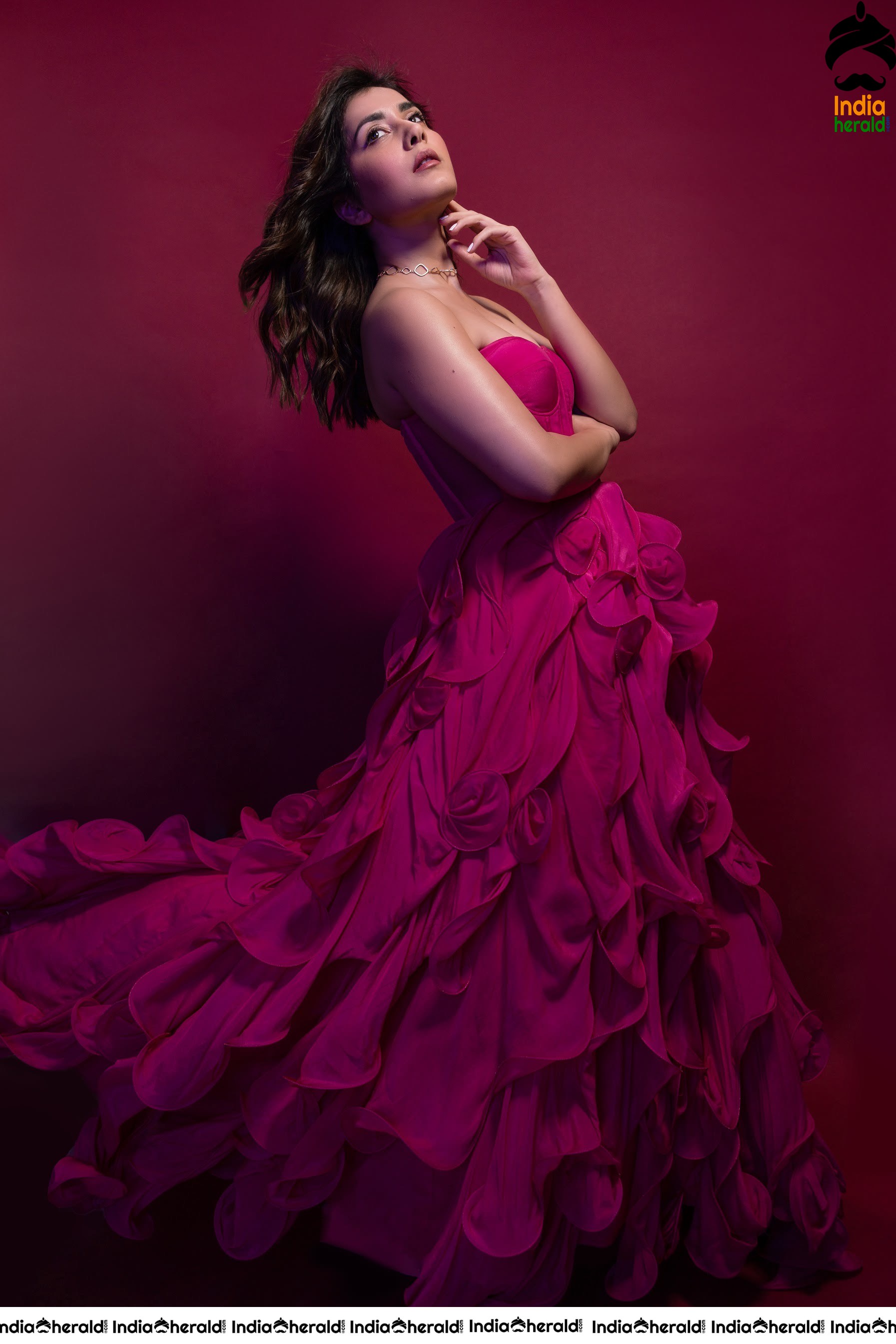 Raashi Khanna Latest Teasing Hot Cleavage Revealing Photos