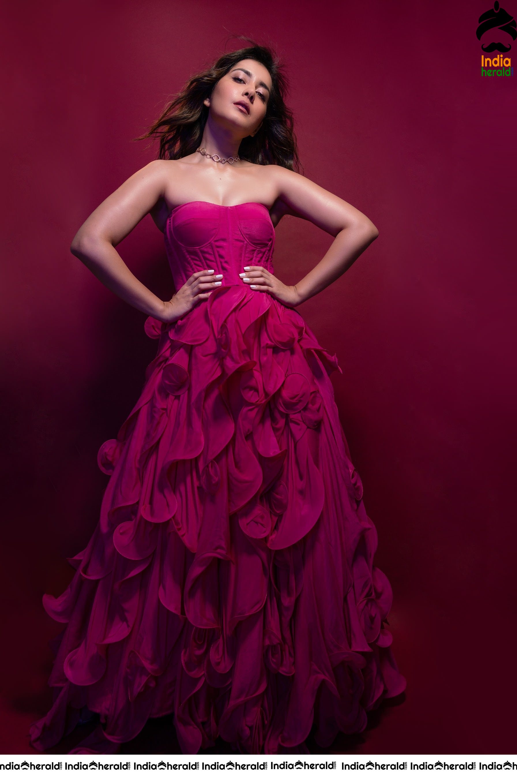 Raashi Khanna Latest Teasing Hot Cleavage Revealing Photos