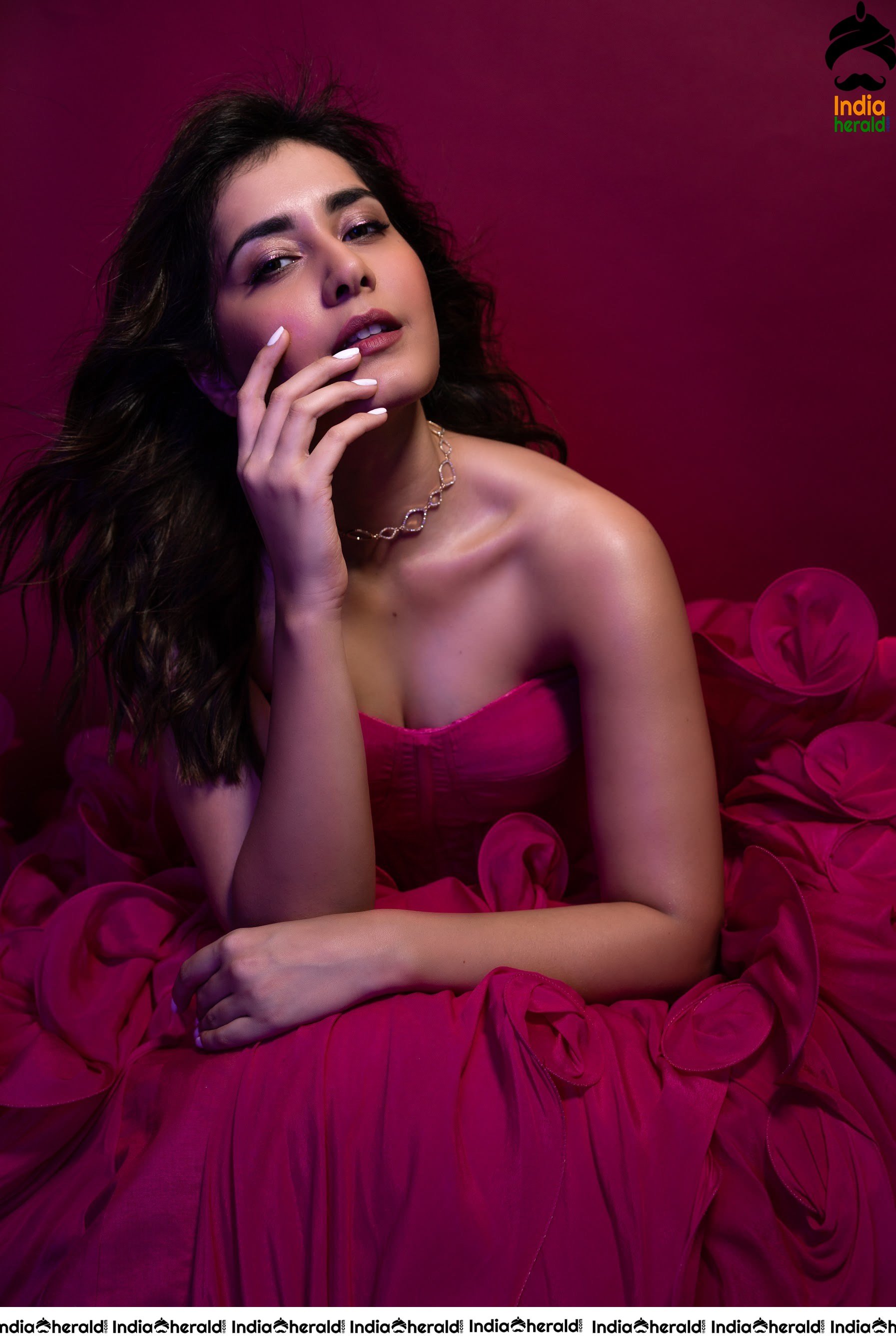 Raashi Khanna Latest Teasing Hot Cleavage Revealing Photos