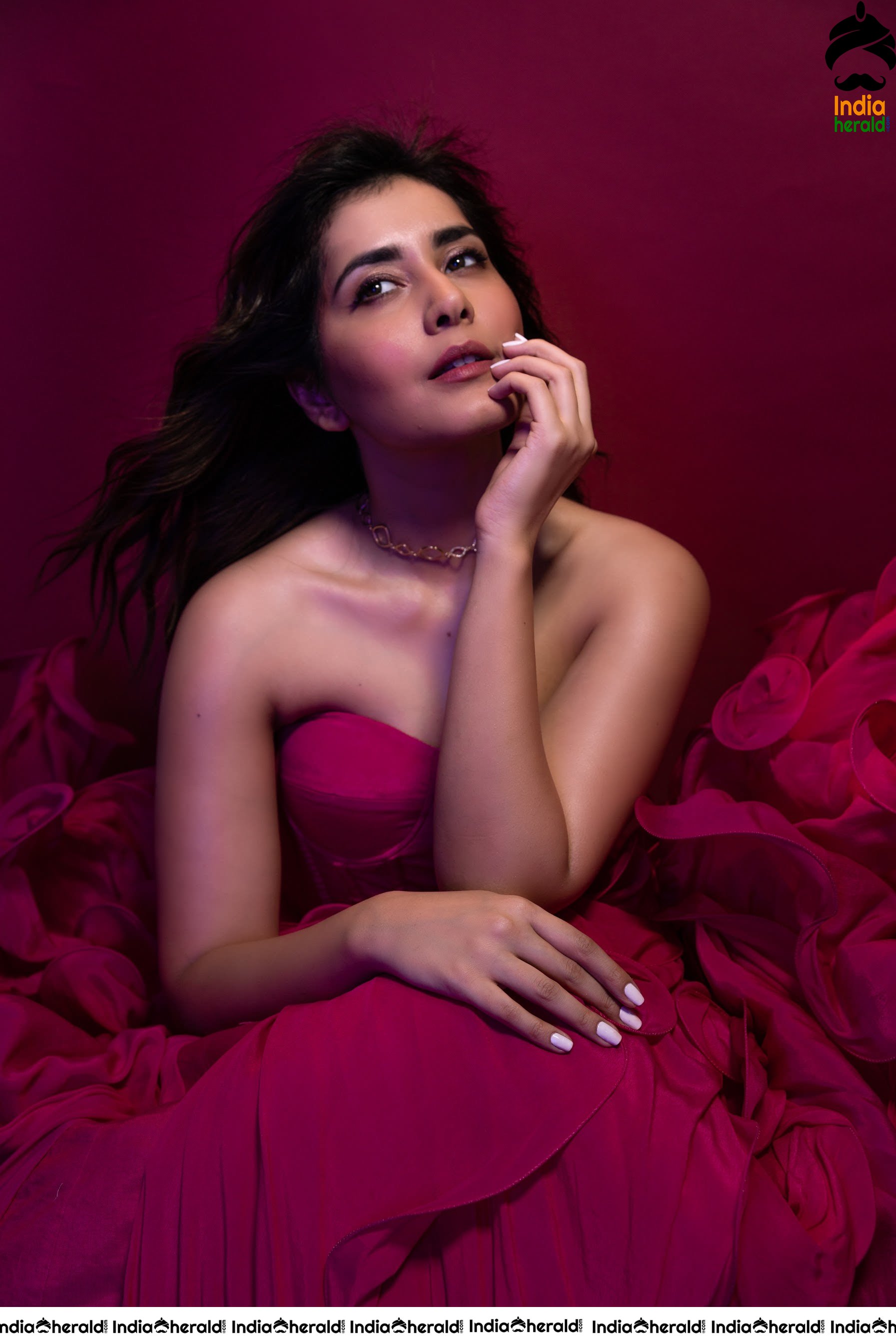 Raashi Khanna Latest Teasing Hot Cleavage Revealing Photos