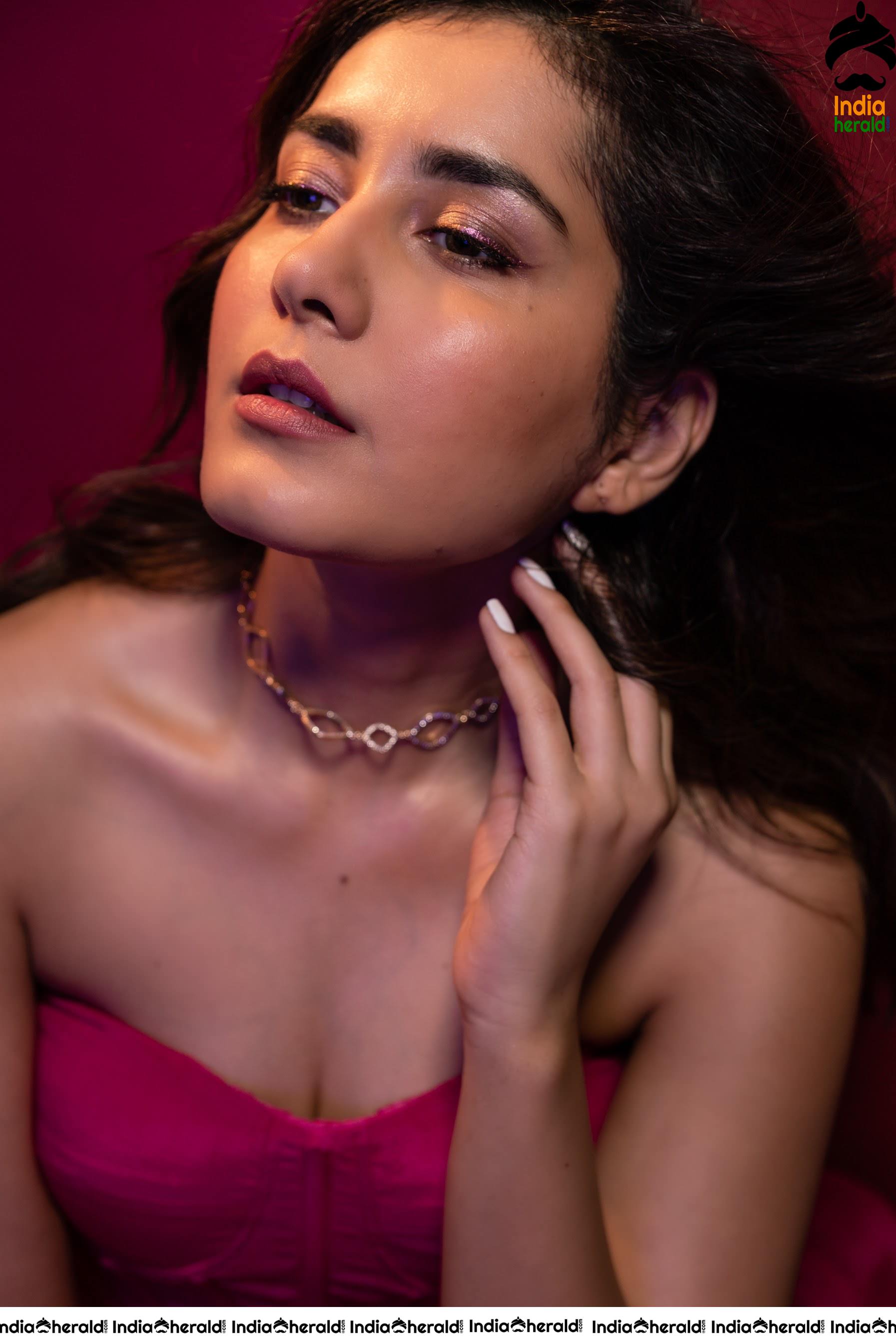 Raashi Khanna Latest Teasing Hot Cleavage Revealing Photos