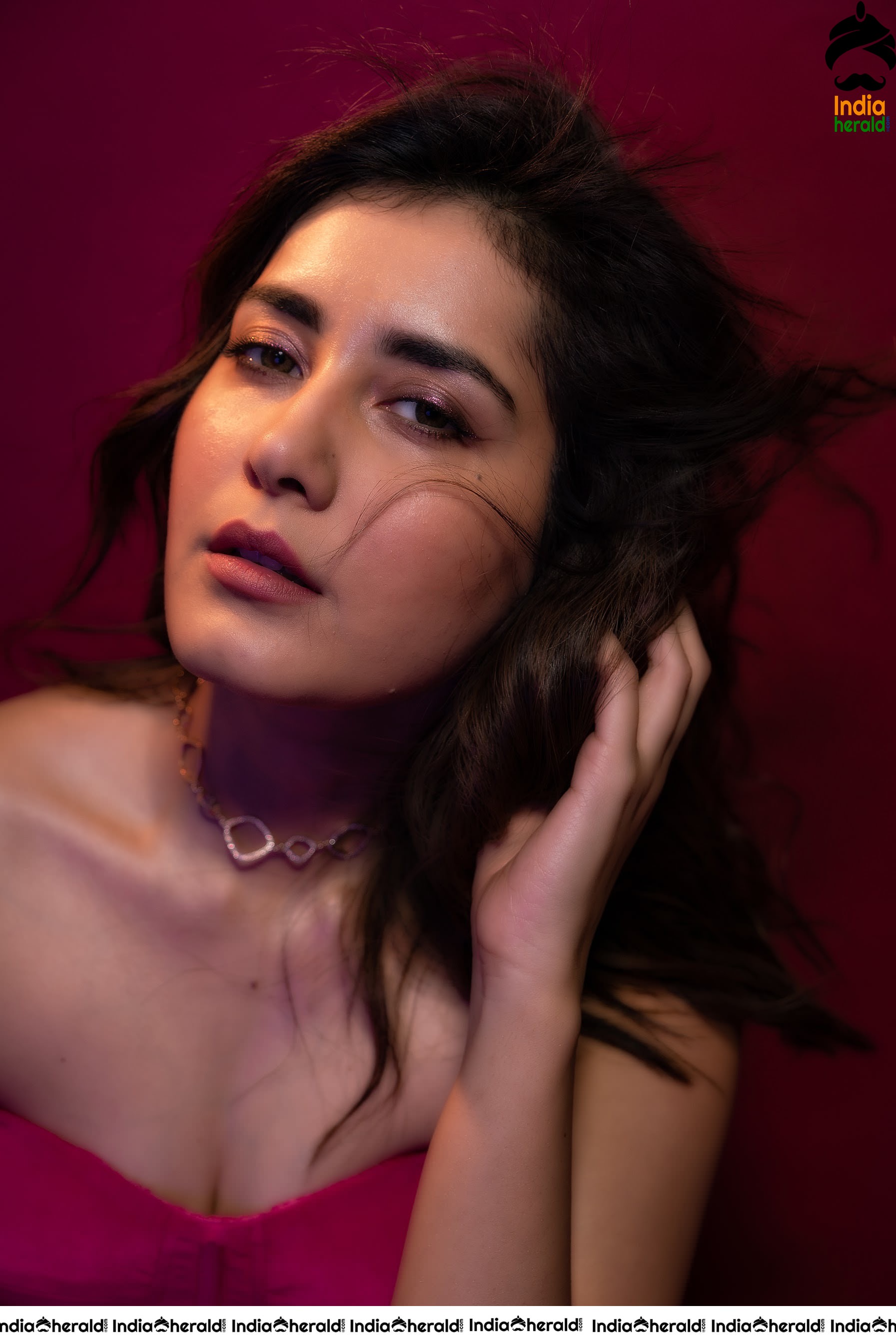 Raashi Khanna Latest Teasing Hot Cleavage Revealing Photos