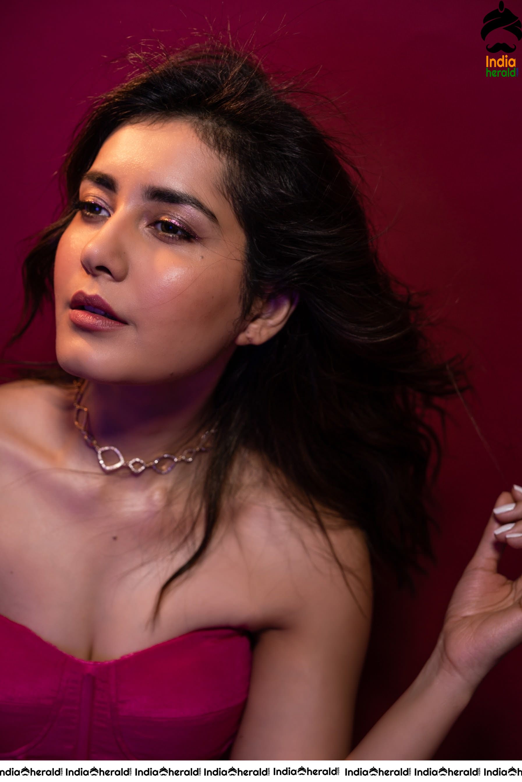 Raashi Khanna Latest Teasing Hot Cleavage Revealing Photos