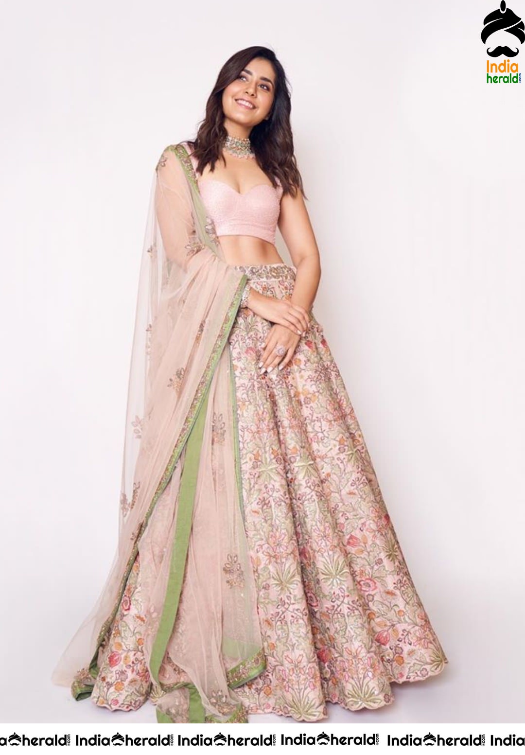 Raashi Khanna latest Teasing Hot Clicks