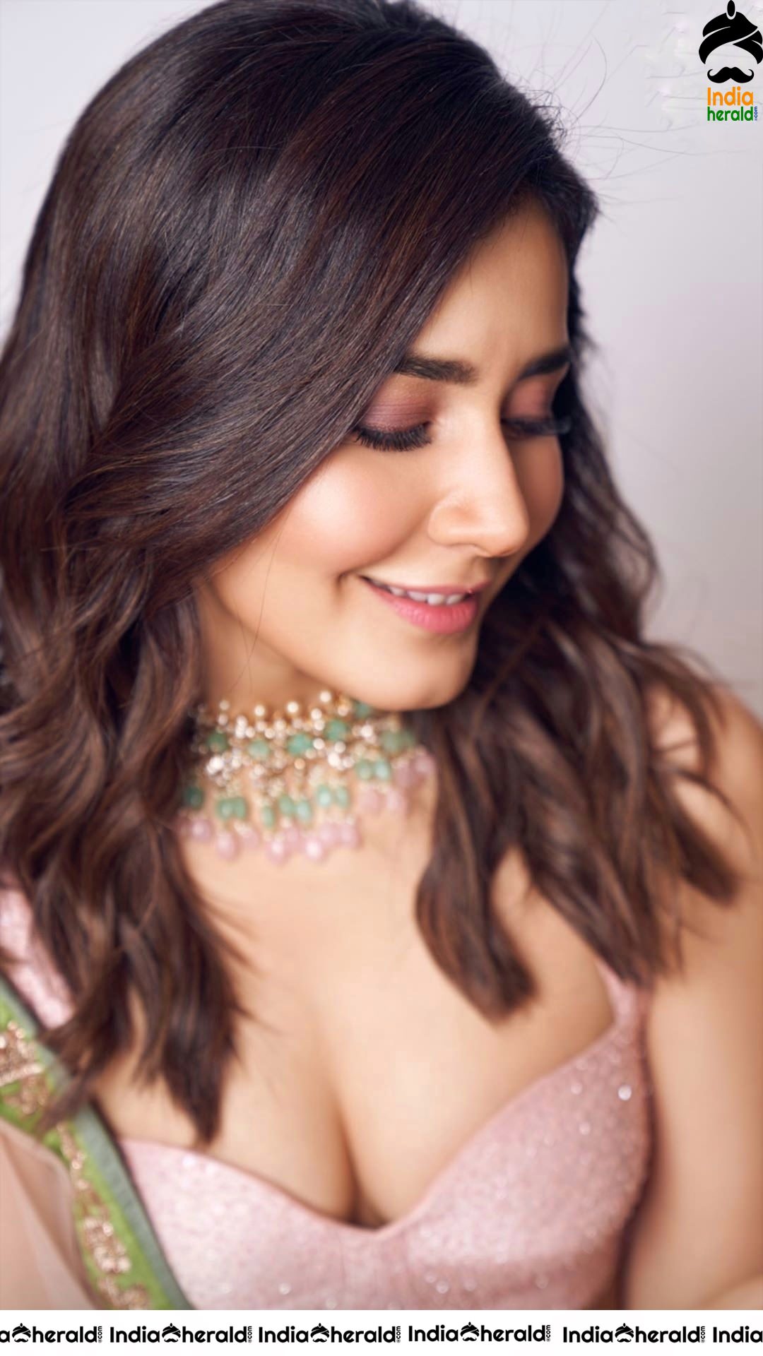 Raashi Khanna latest Teasing Hot Clicks