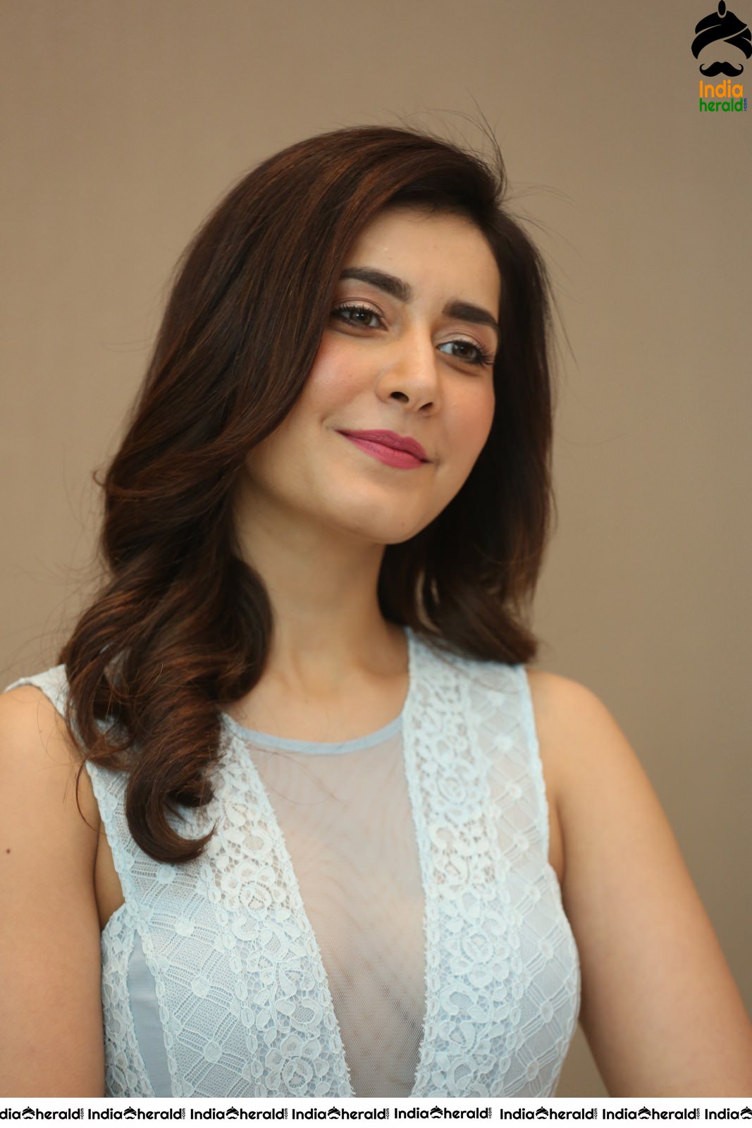 Raashi Khanna Looking Angelic in these Latest Photos