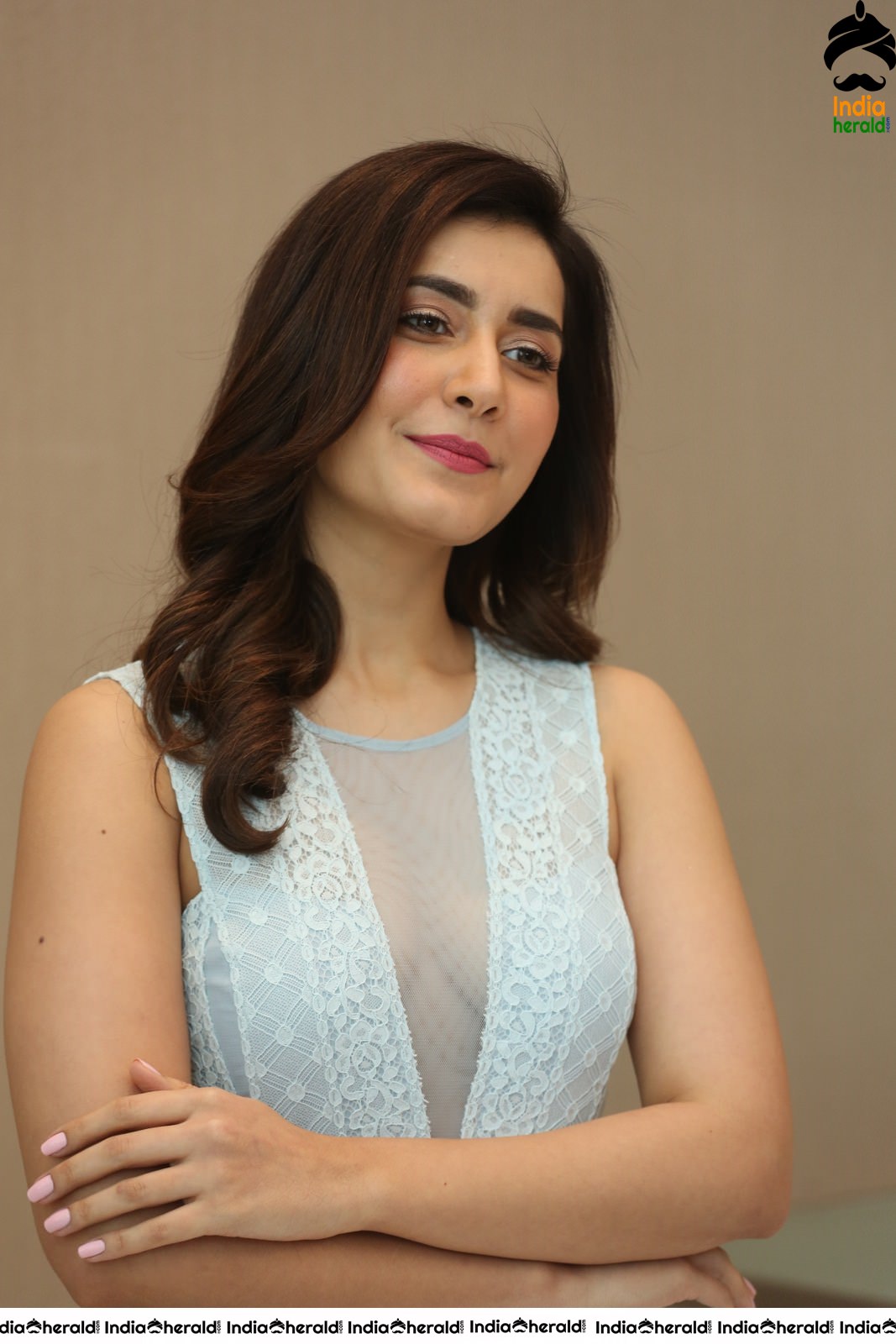 Raashi Khanna Looking Angelic in these Latest Photos