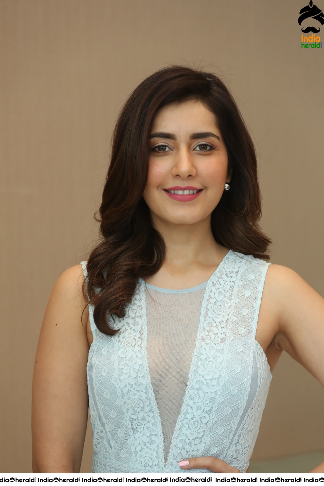 Raashi Khanna Looking Angelic in these Latest Photos