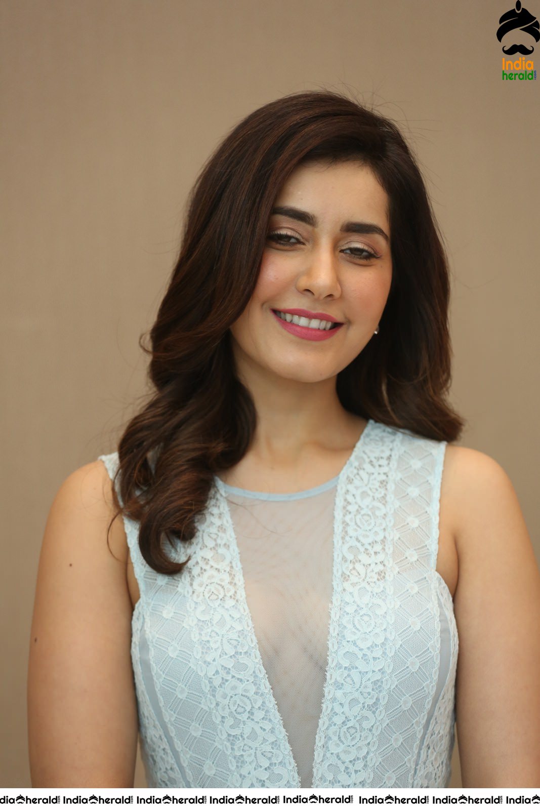 Raashi Khanna Looking Angelic in these Latest Photos