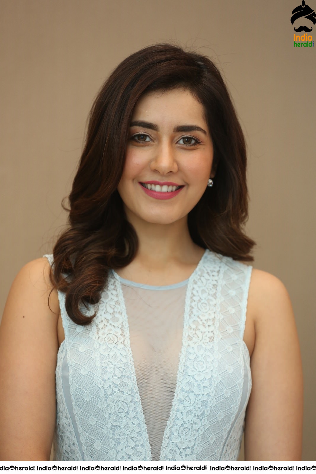 Raashi Khanna Looking Angelic in these Latest Photos