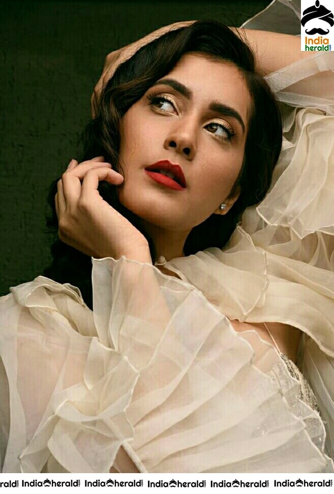 Raashi Khanna Looking Angelic