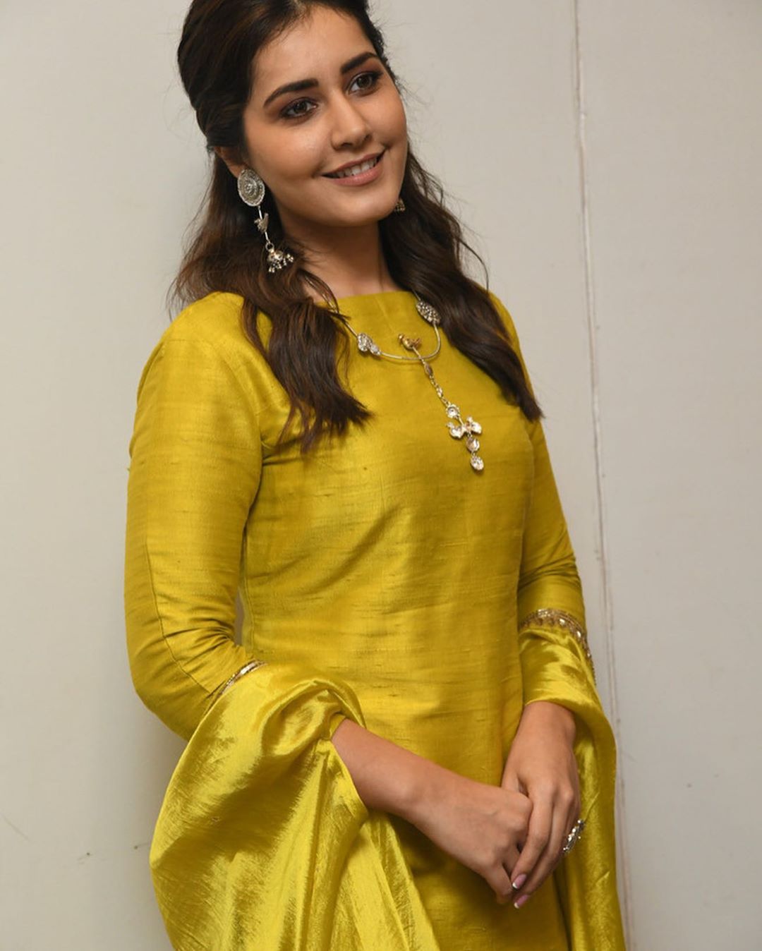 Raashi Khanna Looks Ravishing In These Stills