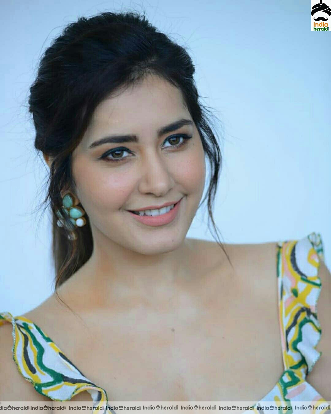 Raashi Khanna ravishing and hot looking in sleeveless frock