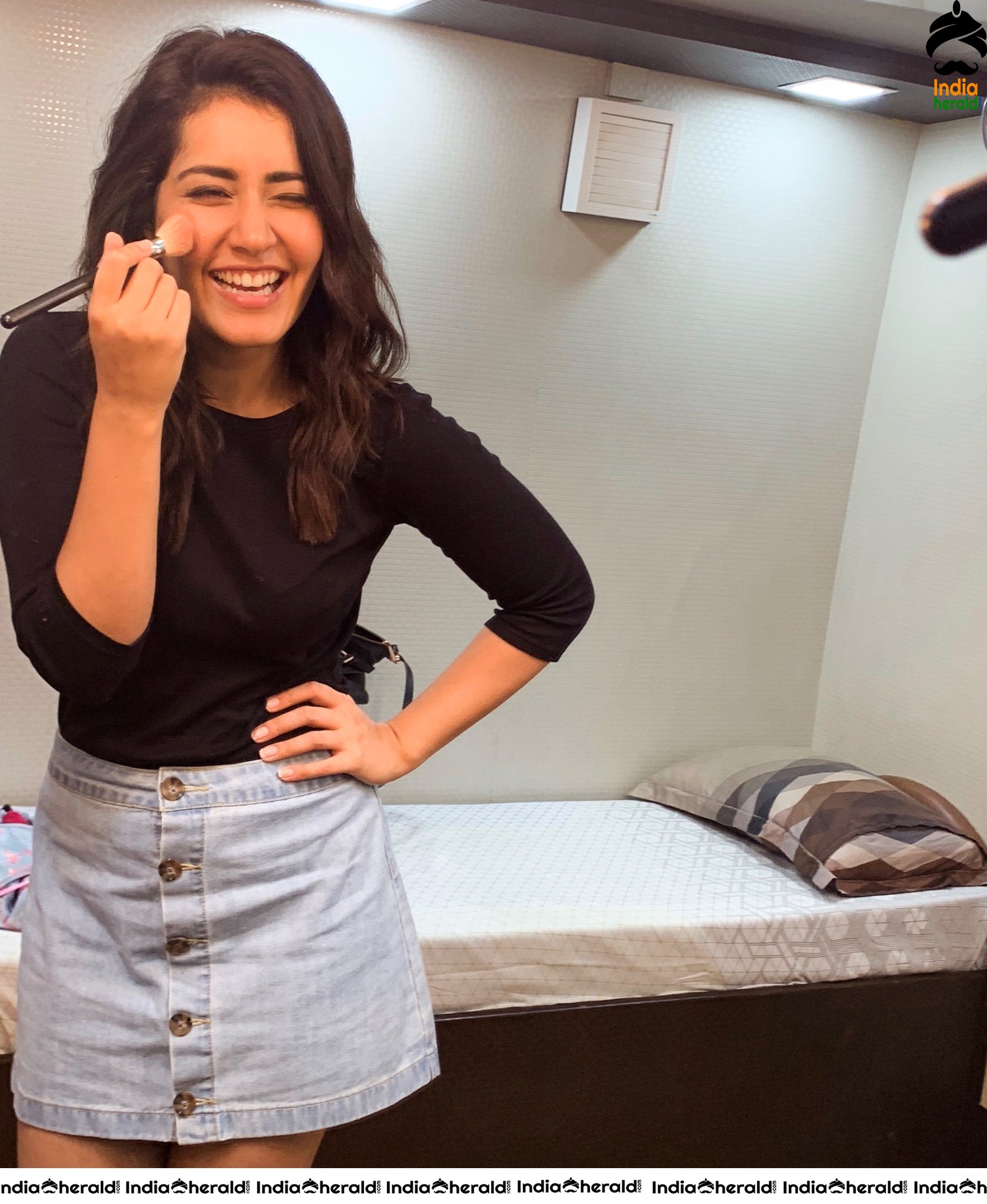 Raashi Khanna Ravishingly Hot and Mood Erecting Photos Set 1