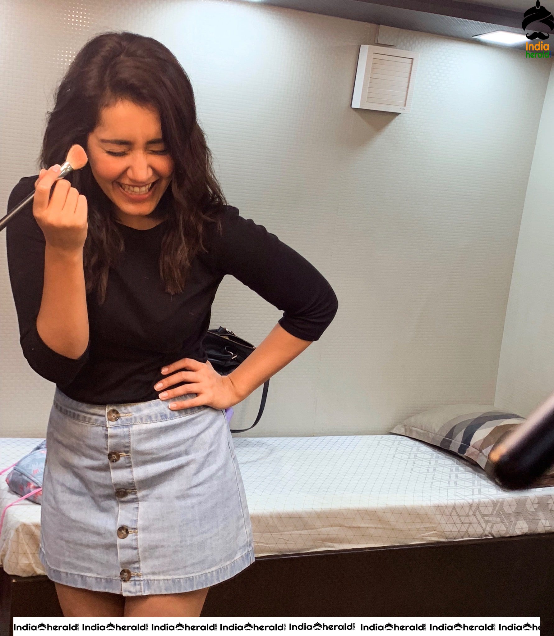 Raashi Khanna Ravishingly Hot and Mood Erecting Photos Set 1