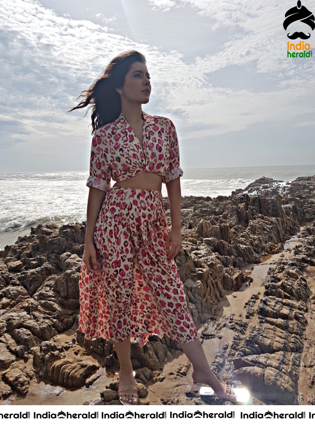 Raashi Khanna Ravishingly Hot and Mood Erecting Photos Set 2