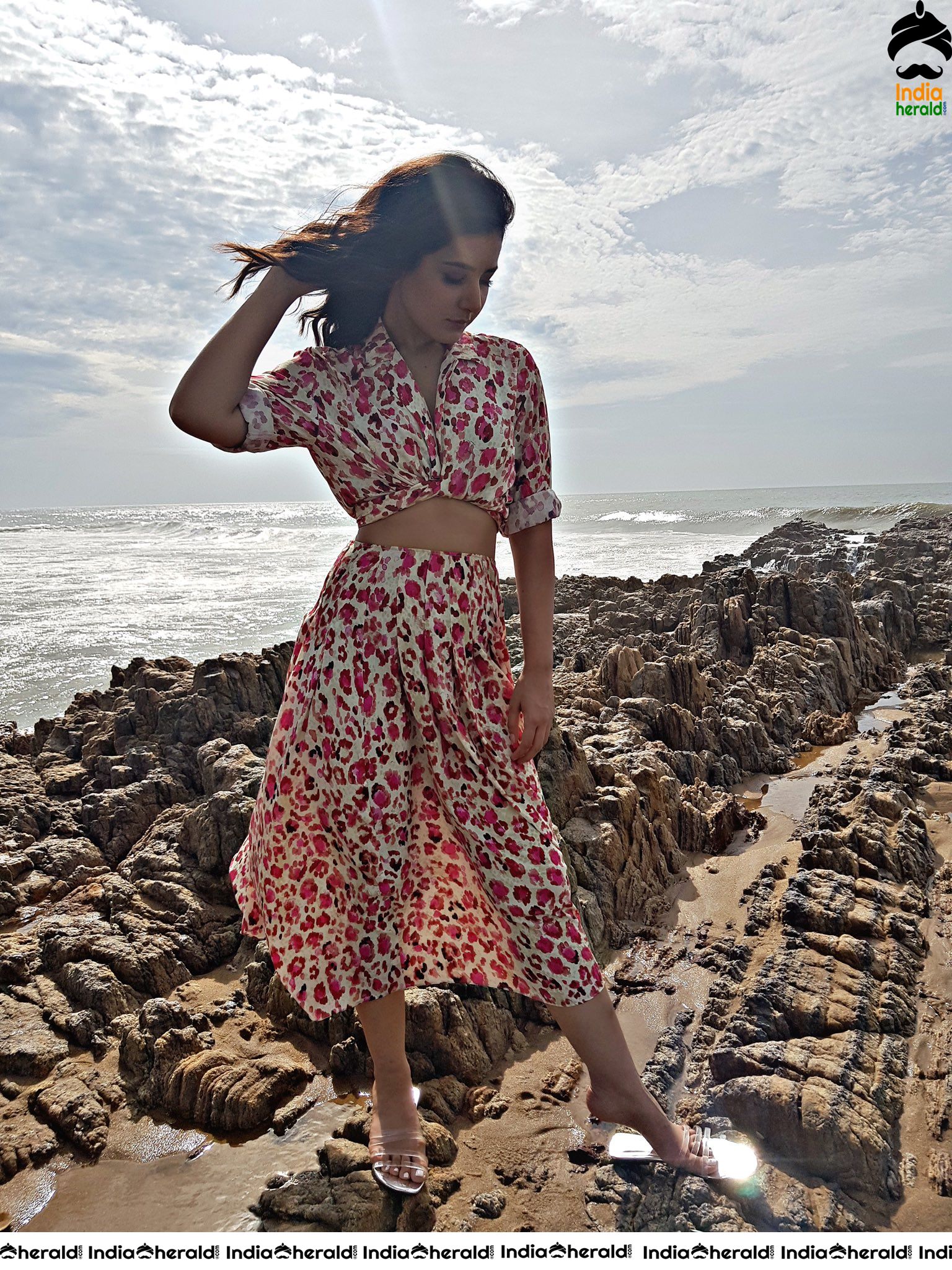 Raashi Khanna Ravishingly Hot and Mood Erecting Photos Set 2