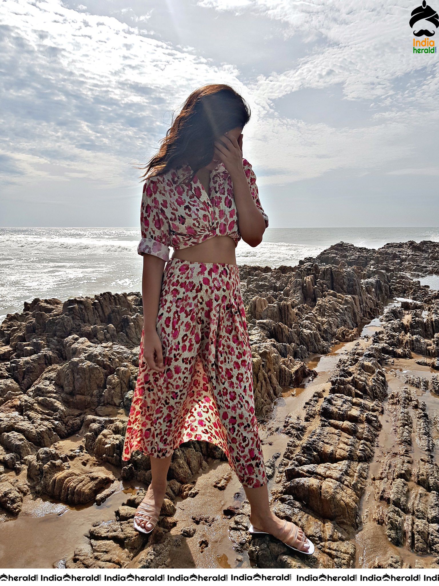 Raashi Khanna Ravishingly Hot and Mood Erecting Photos Set 2