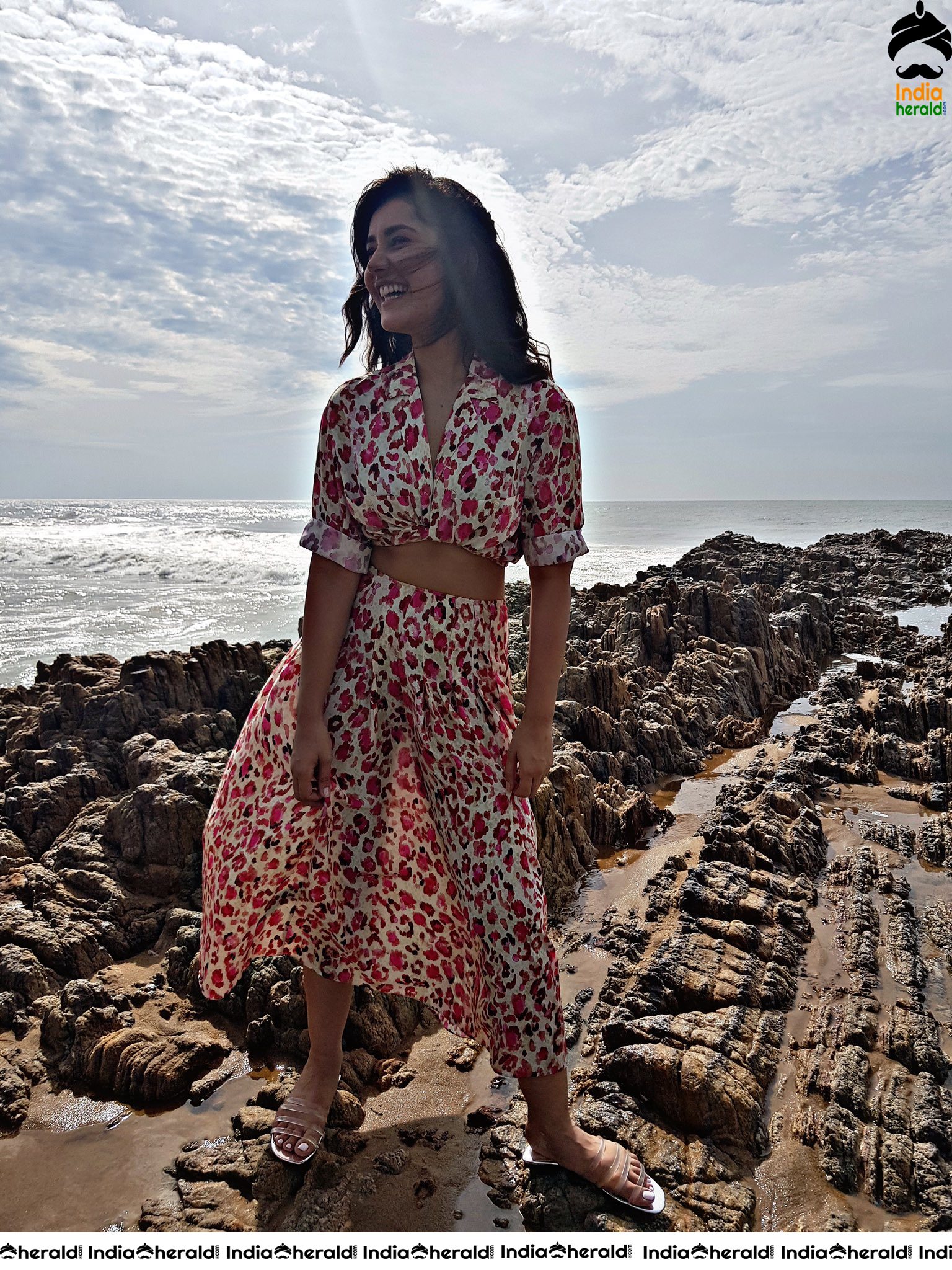 Raashi Khanna Ravishingly Hot and Mood Erecting Photos Set 2