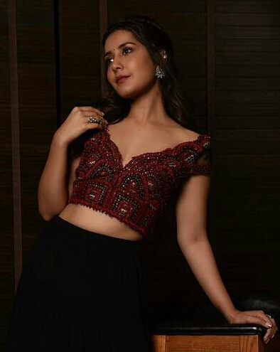 Raashi Khanna Shows Her Sexy Waist Line With Out A Saree Photo Stills