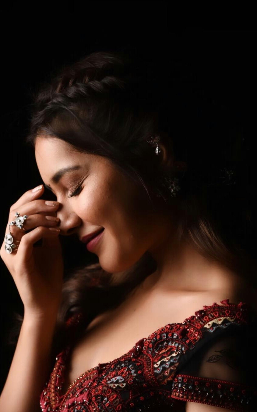 Raashi Khanna Shows Her Sexy Waist Line With Out A Saree Photo Stills