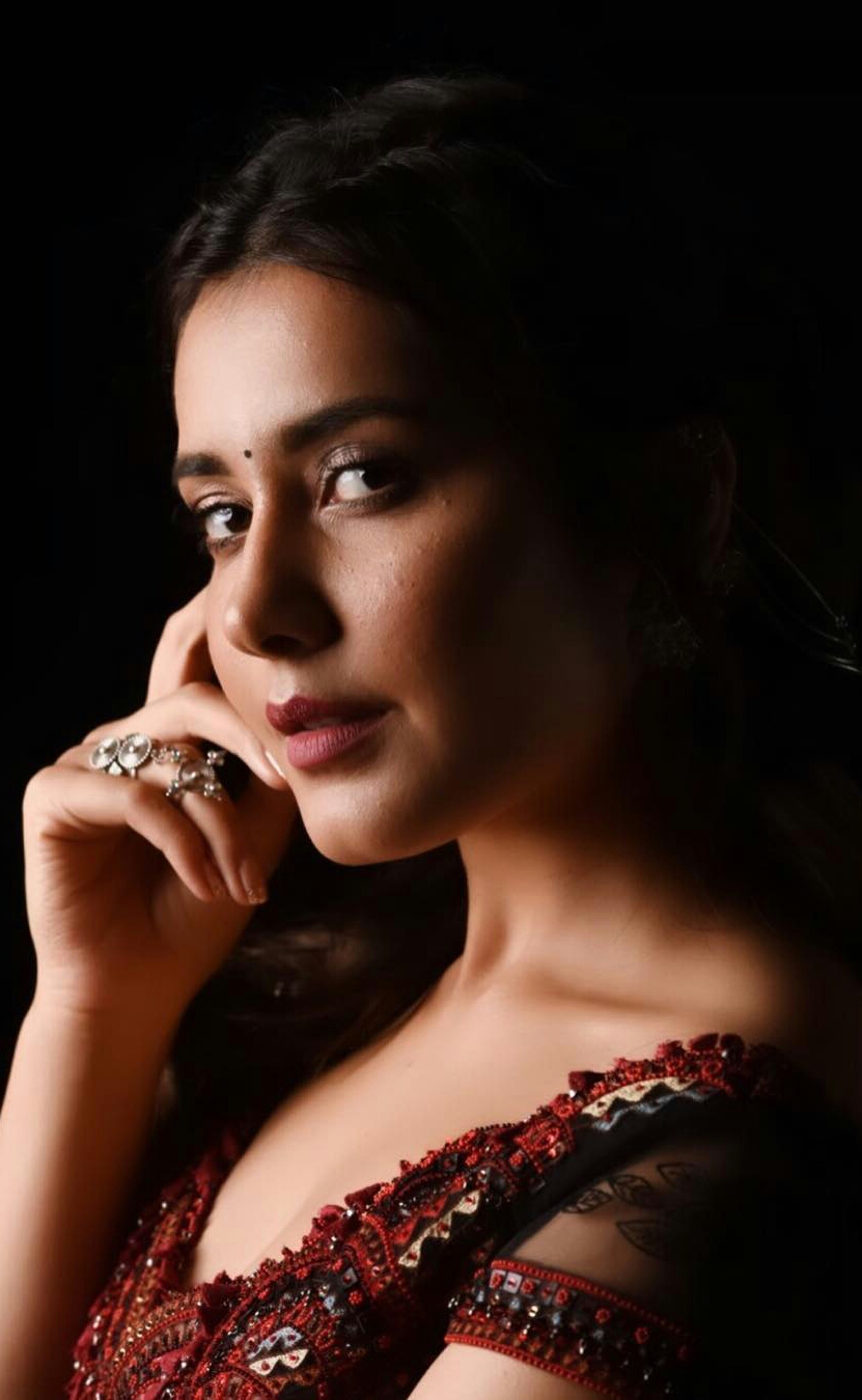 Raashi Khanna Shows Her Sexy Waist Line With Out A Saree Photo Stills