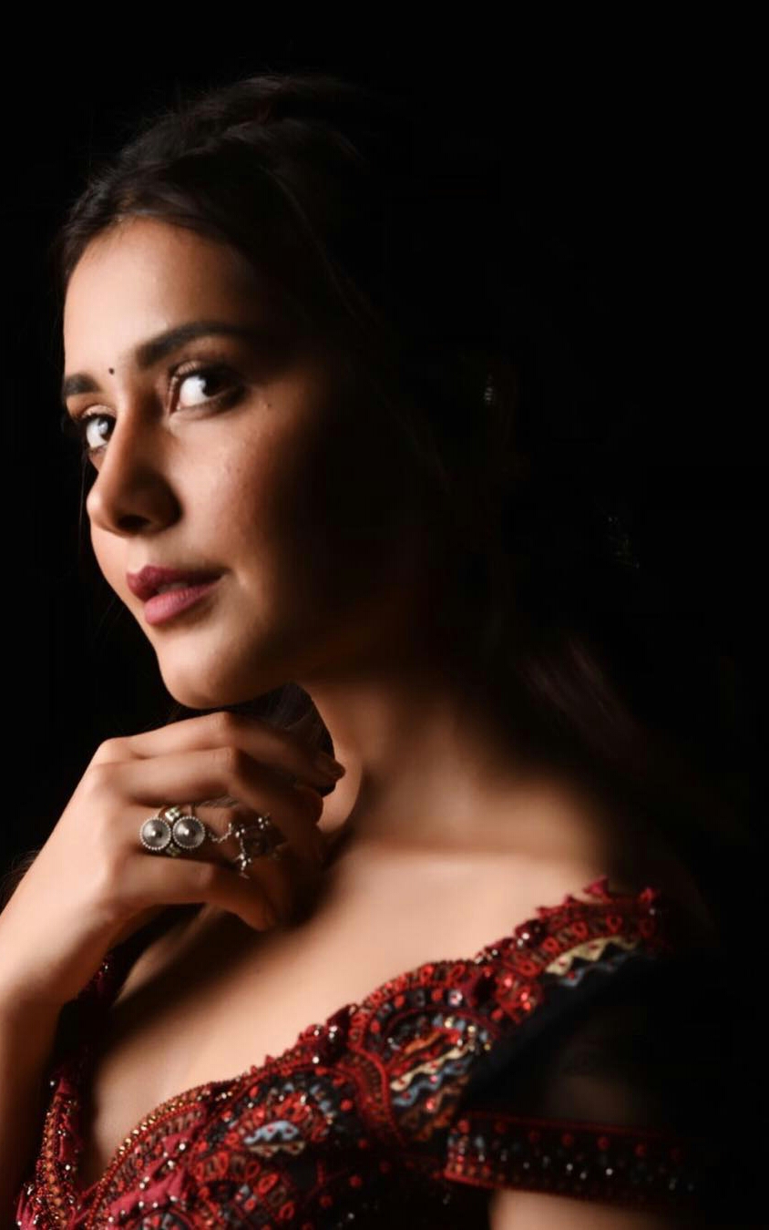Raashi Khanna Shows Her Sexy Waist Line With Out A Saree Photo Stills