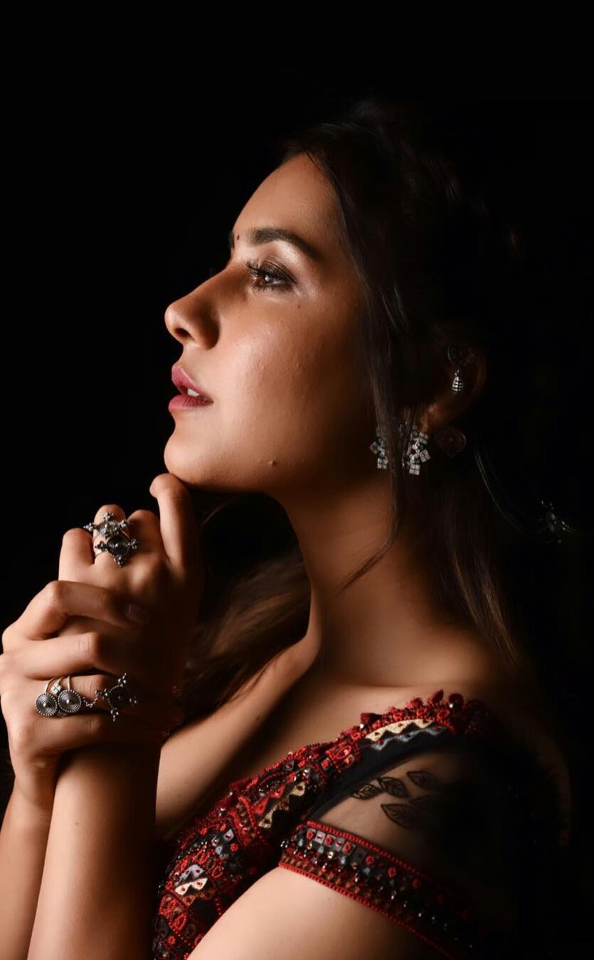 Raashi Khanna Shows Her Sexy Waist Line With Out A Saree Photo Stills