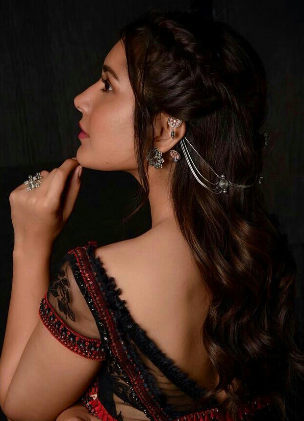 Raashi Khanna Shows Her Sexy Waist Line With Out A Saree Photo Stills