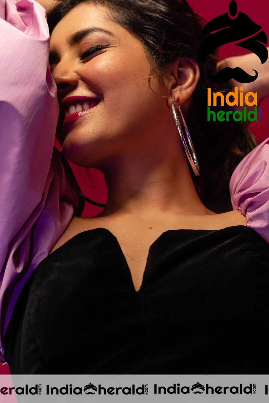 Raashi Khanna Sultry Hot Photoshoot HD Photos