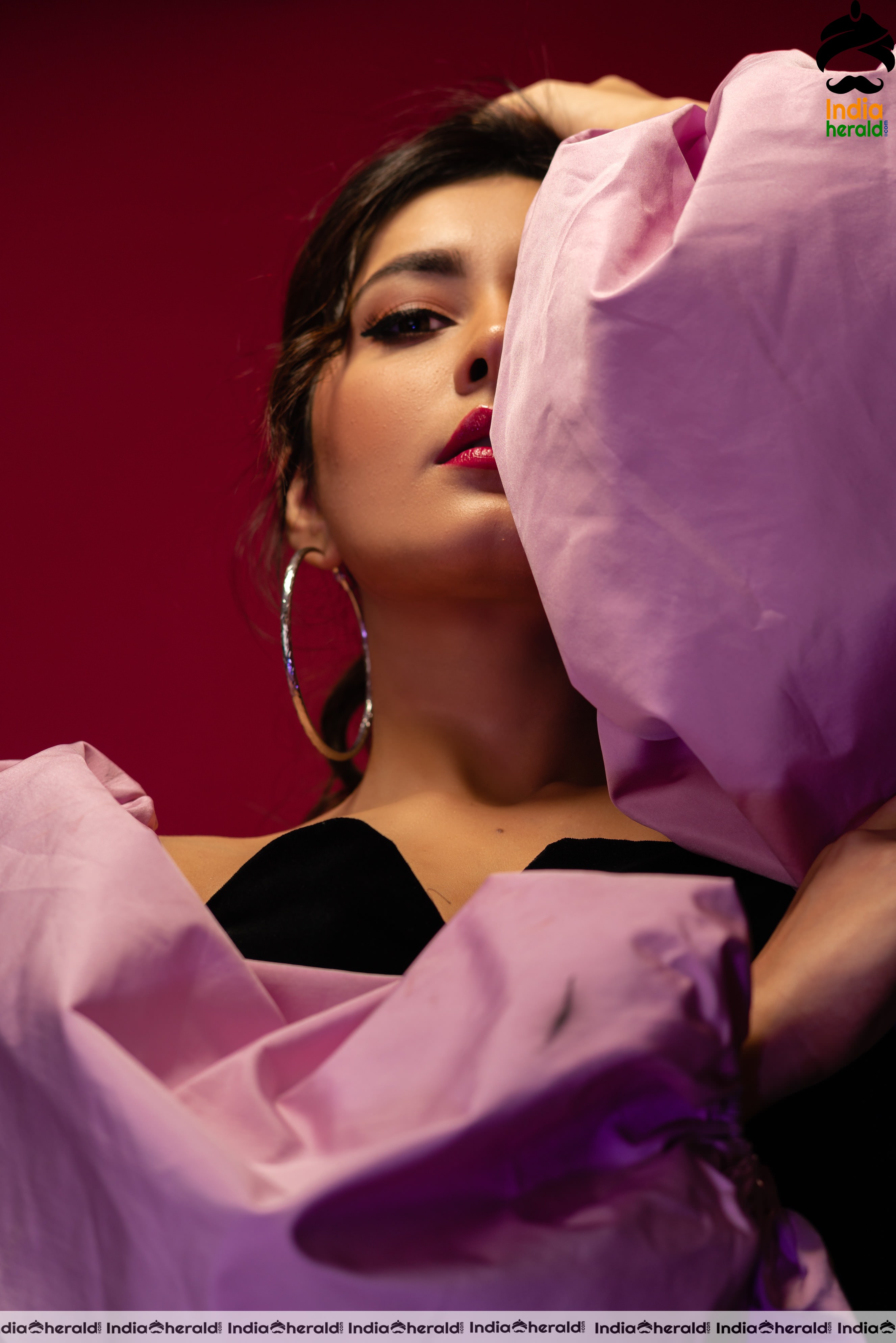 Raashi Khanna Sultry Hot Photoshoot HD Photos