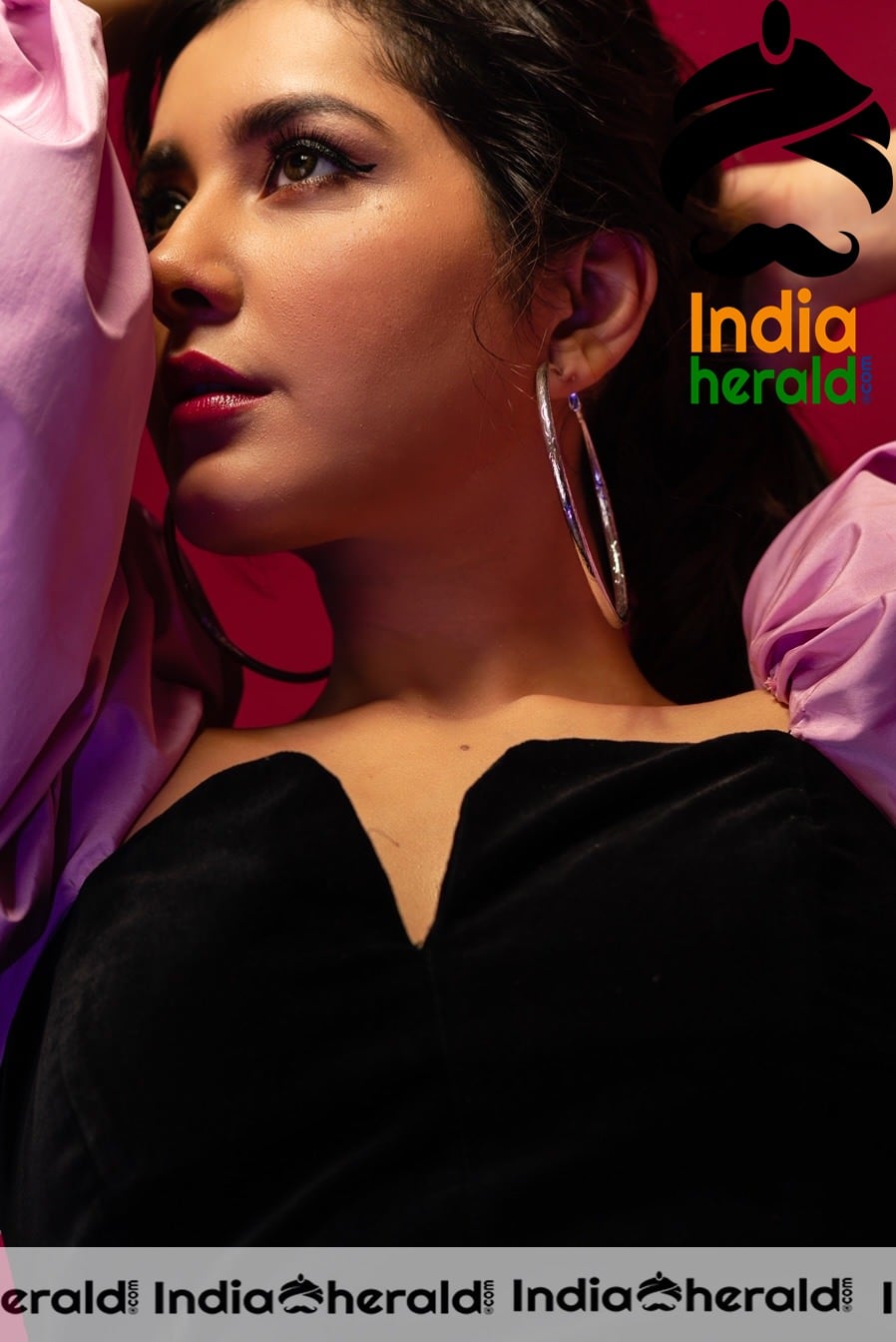 Raashi Khanna Sultry Hot Photoshoot HD Photos
