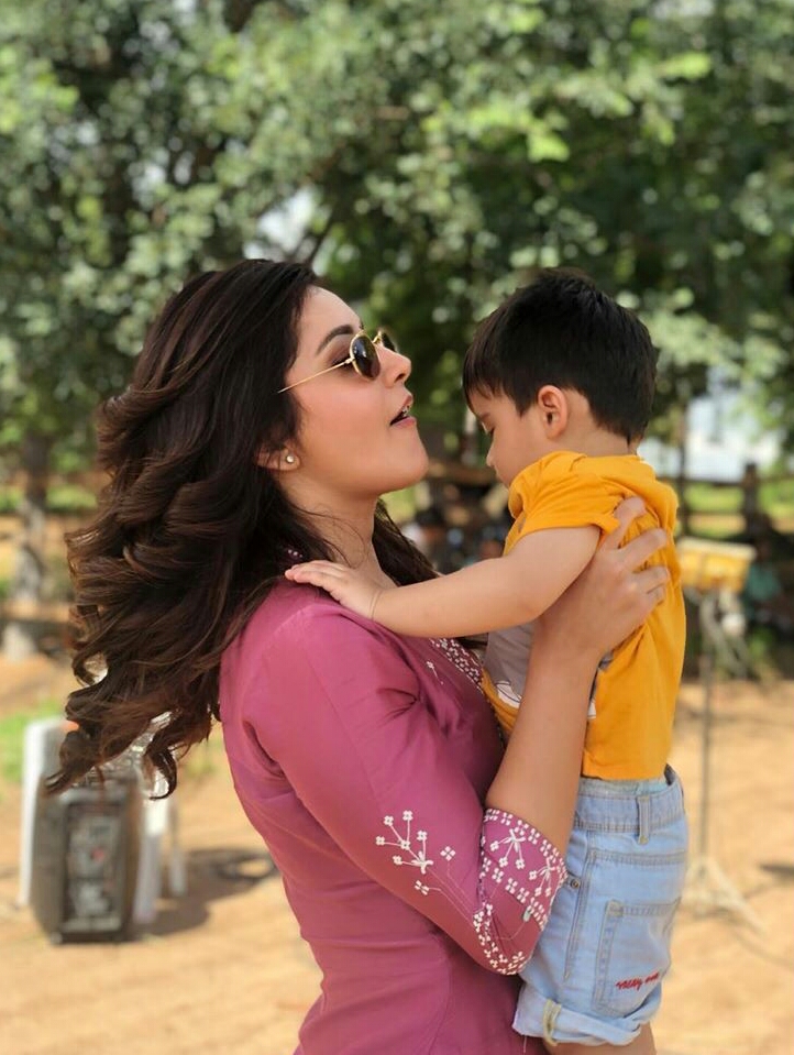 Raashi Khanna With Her Brother And His Kids At The Shooting Spot
