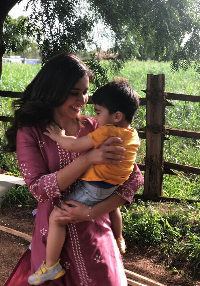 Raashi Khanna With Her Brother And His Kids At The Shooting Spot