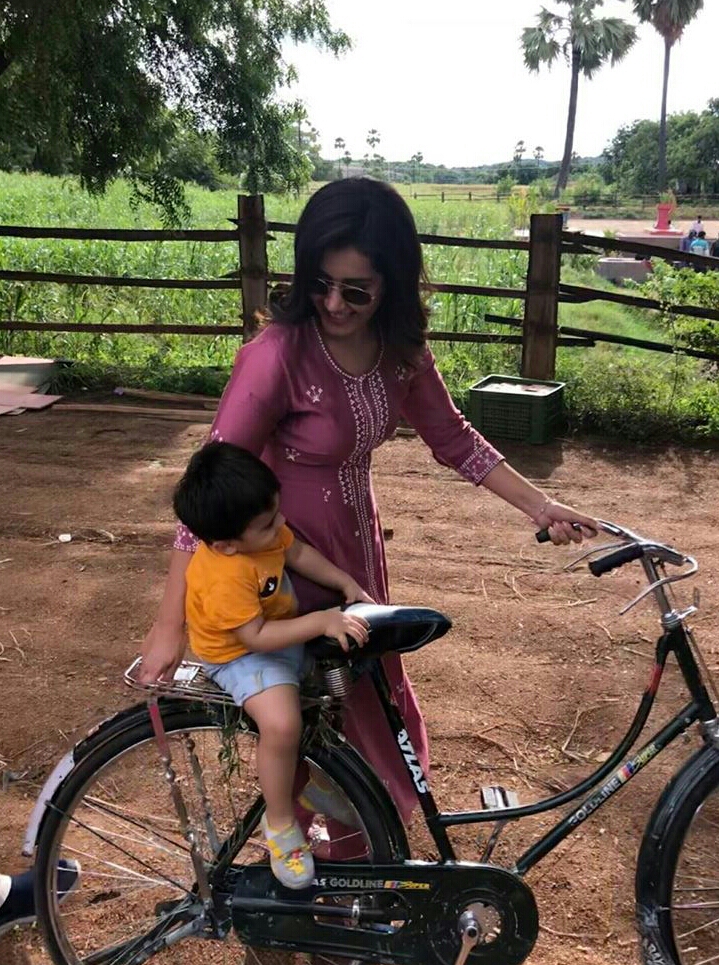 Raashi Khanna With Her Brother And His Kids At The Shooting Spot
