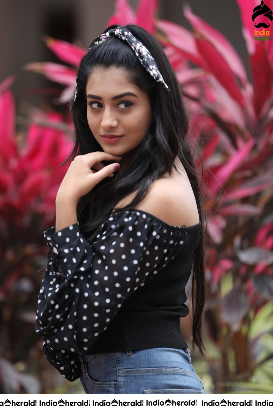 Raashi Singh Latest Sizzling Photos Set 1