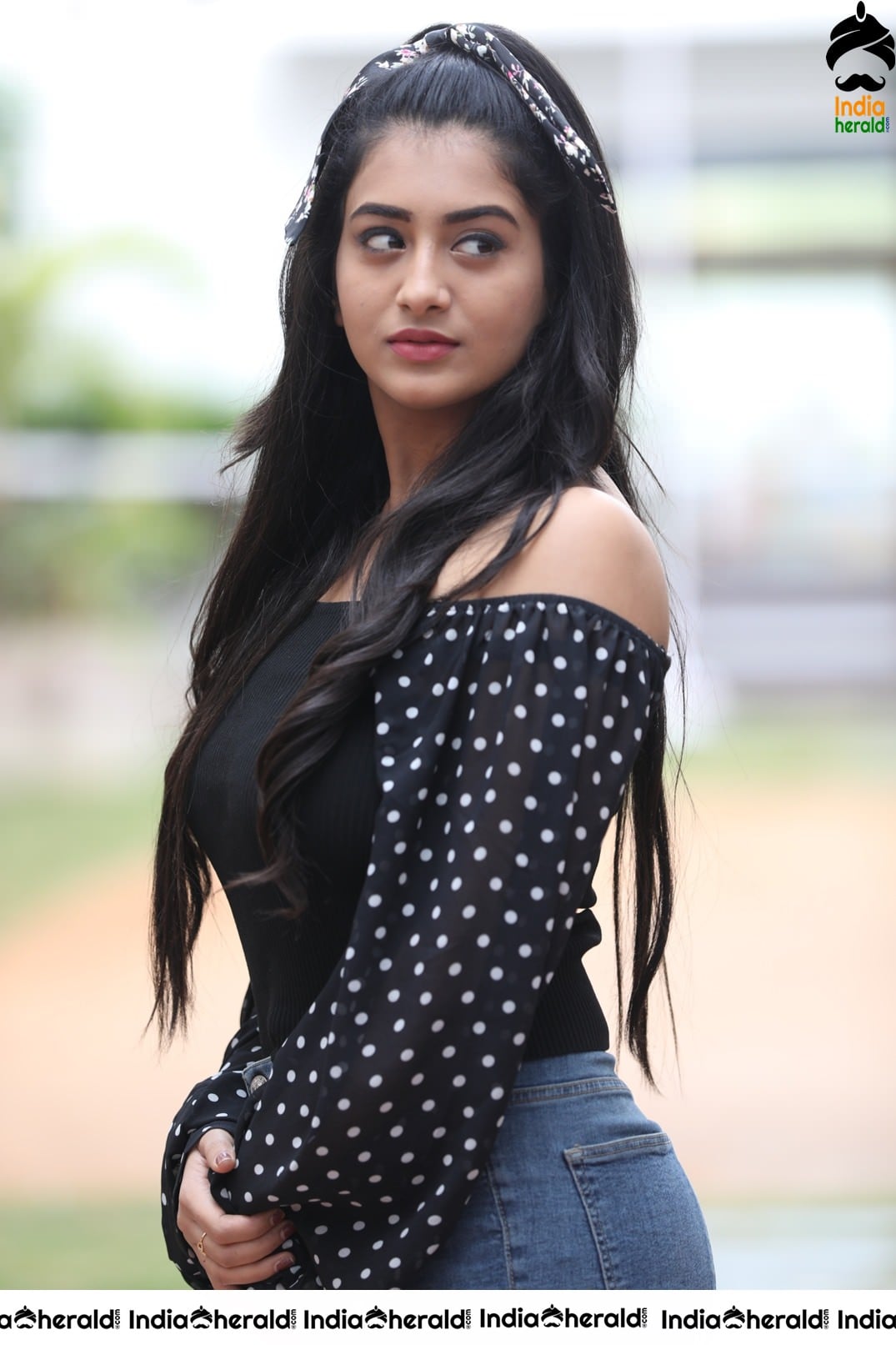 Raashi Singh Latest Sizzling Photos Set 1
