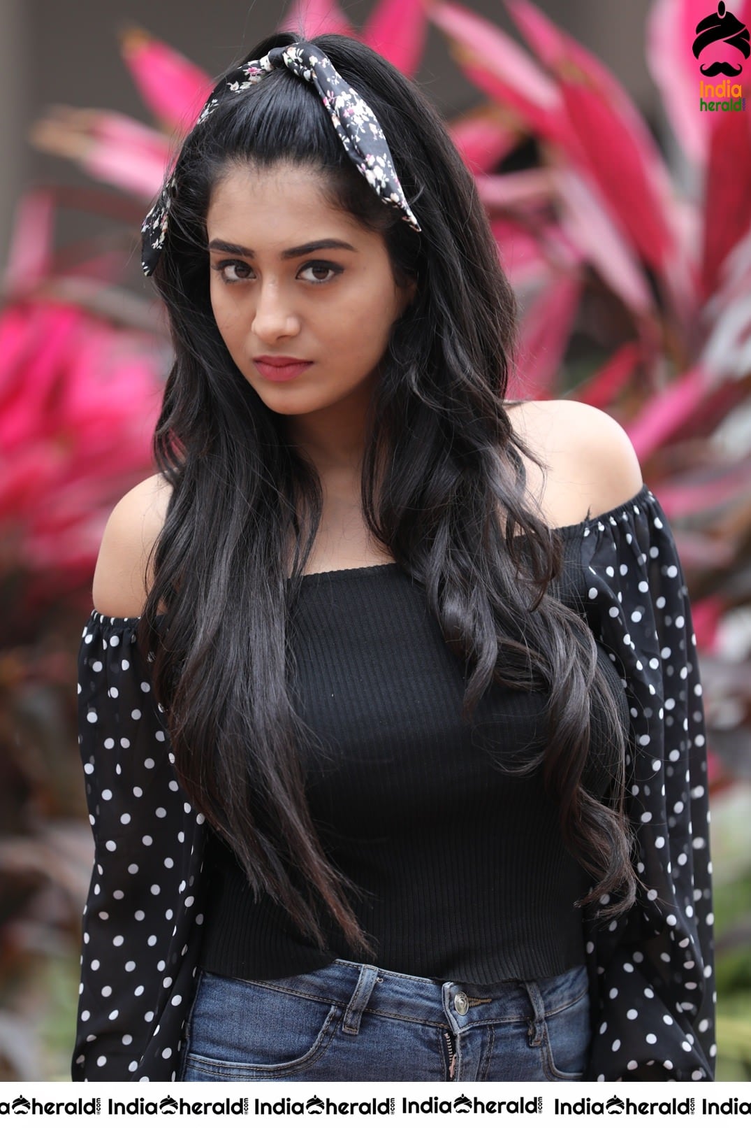 Raashi Singh Latest Sizzling Photos Set 1