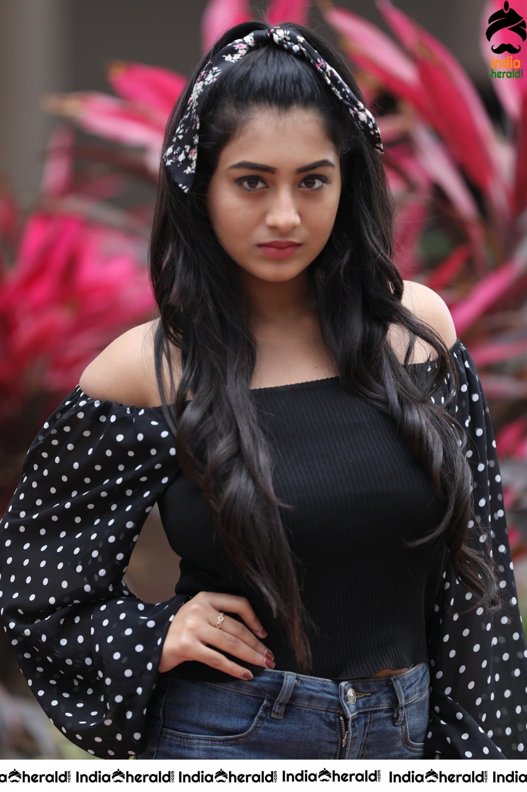 Raashi Singh Latest Sizzling Photos Set 1