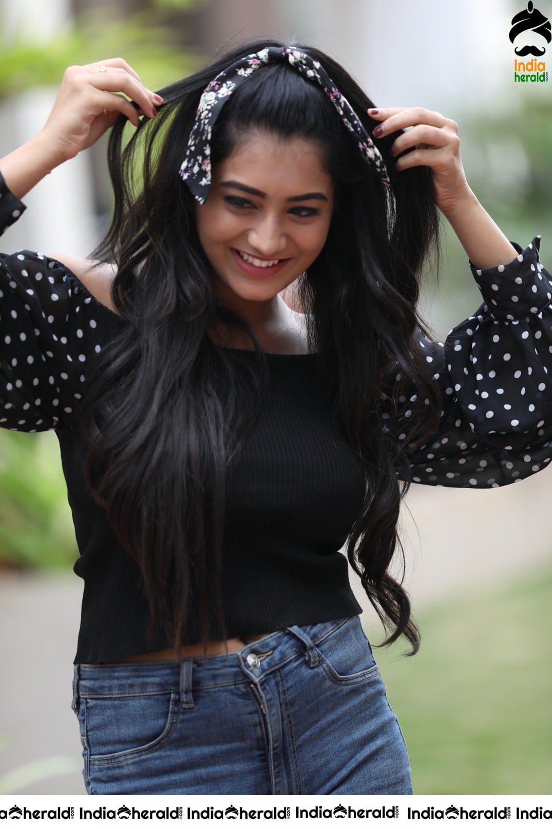 Raashi Singh Latest Sizzling Photos Set 1