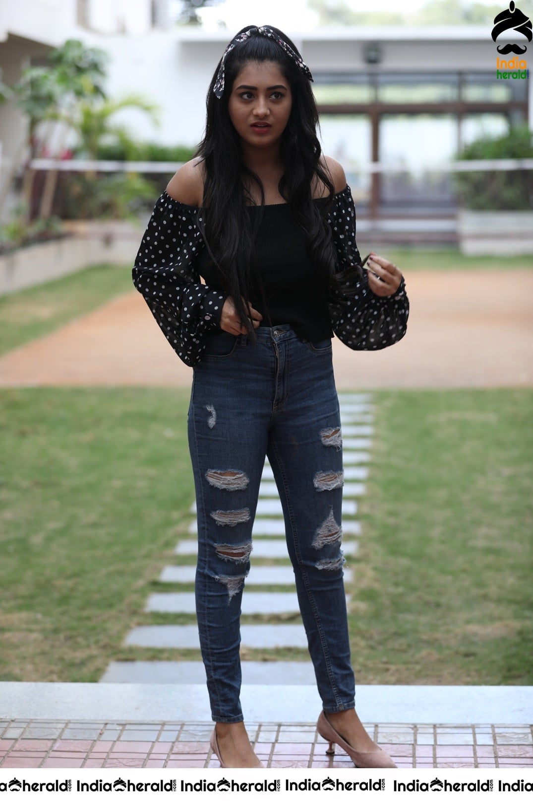 Raashi Singh Latest Sizzling Photos Set 1