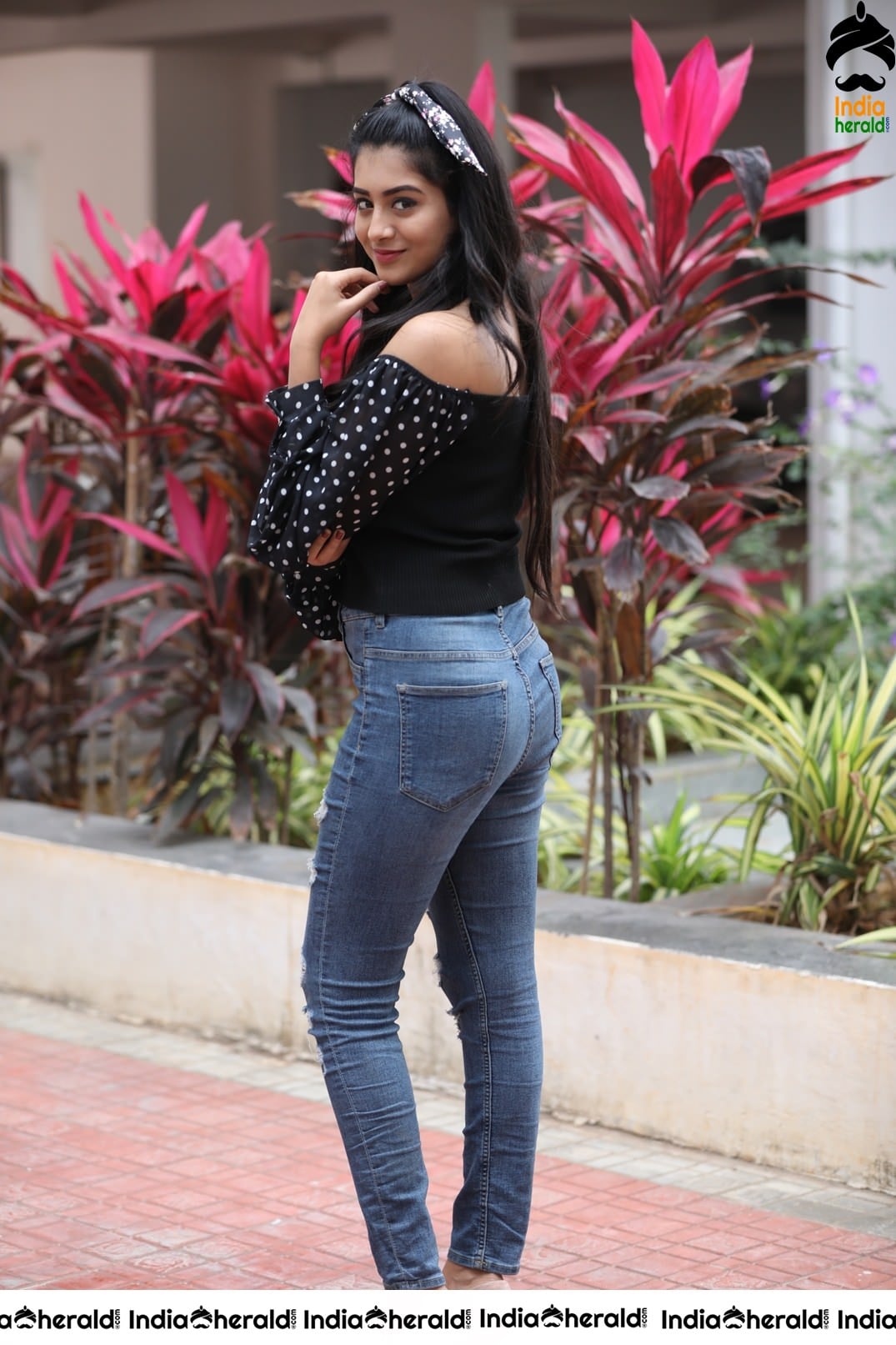 Raashi Singh Latest Sizzling Photos Set 1