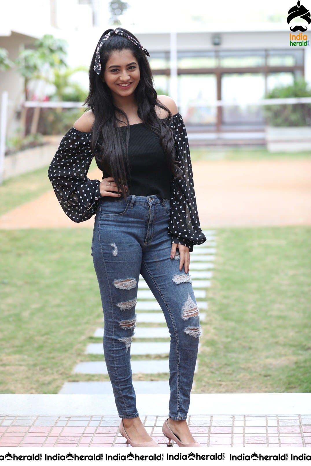 Raashi Singh Latest Sizzling Photos Set 1