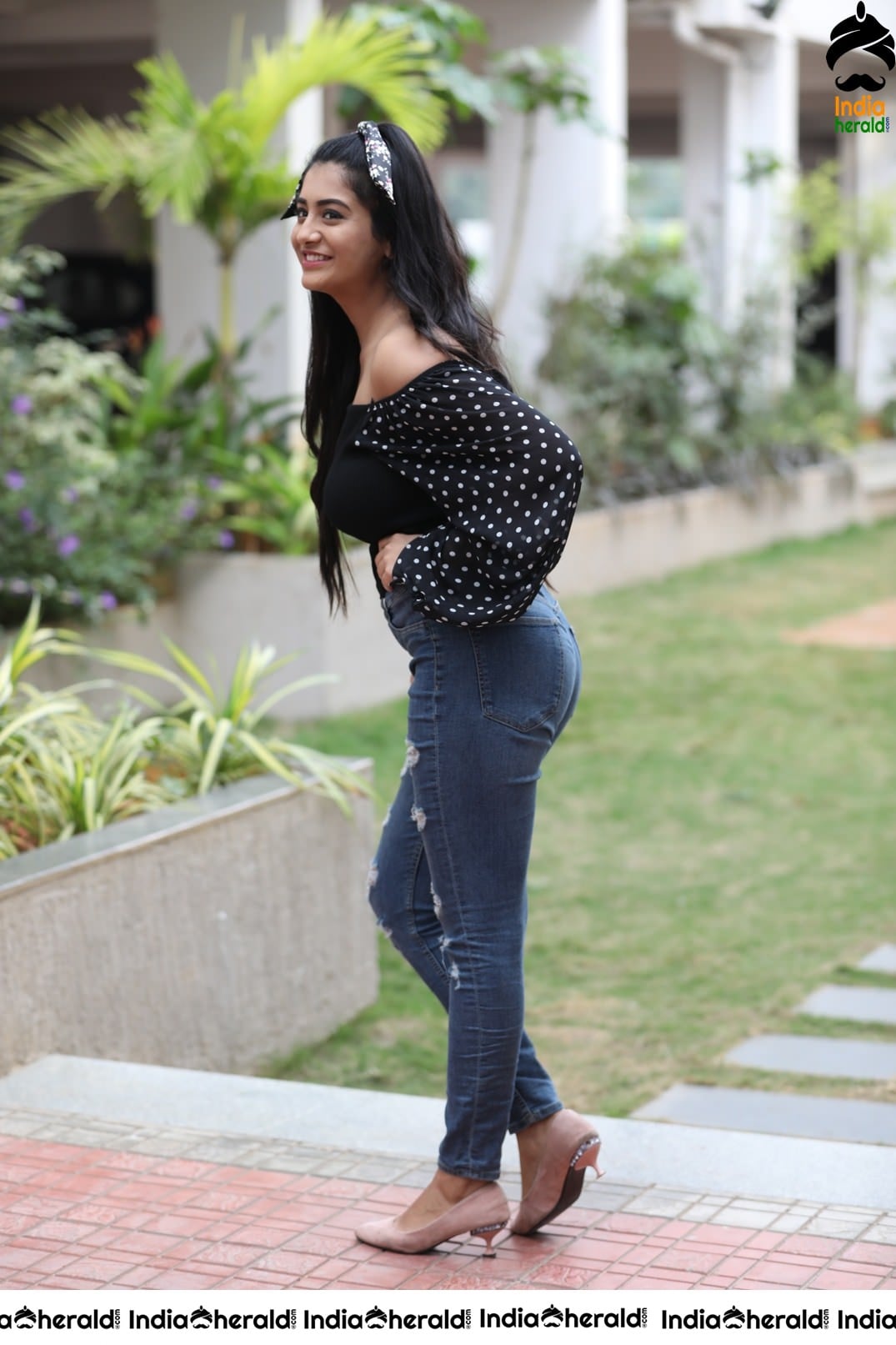Raashi Singh Latest Sizzling Photos Set 1